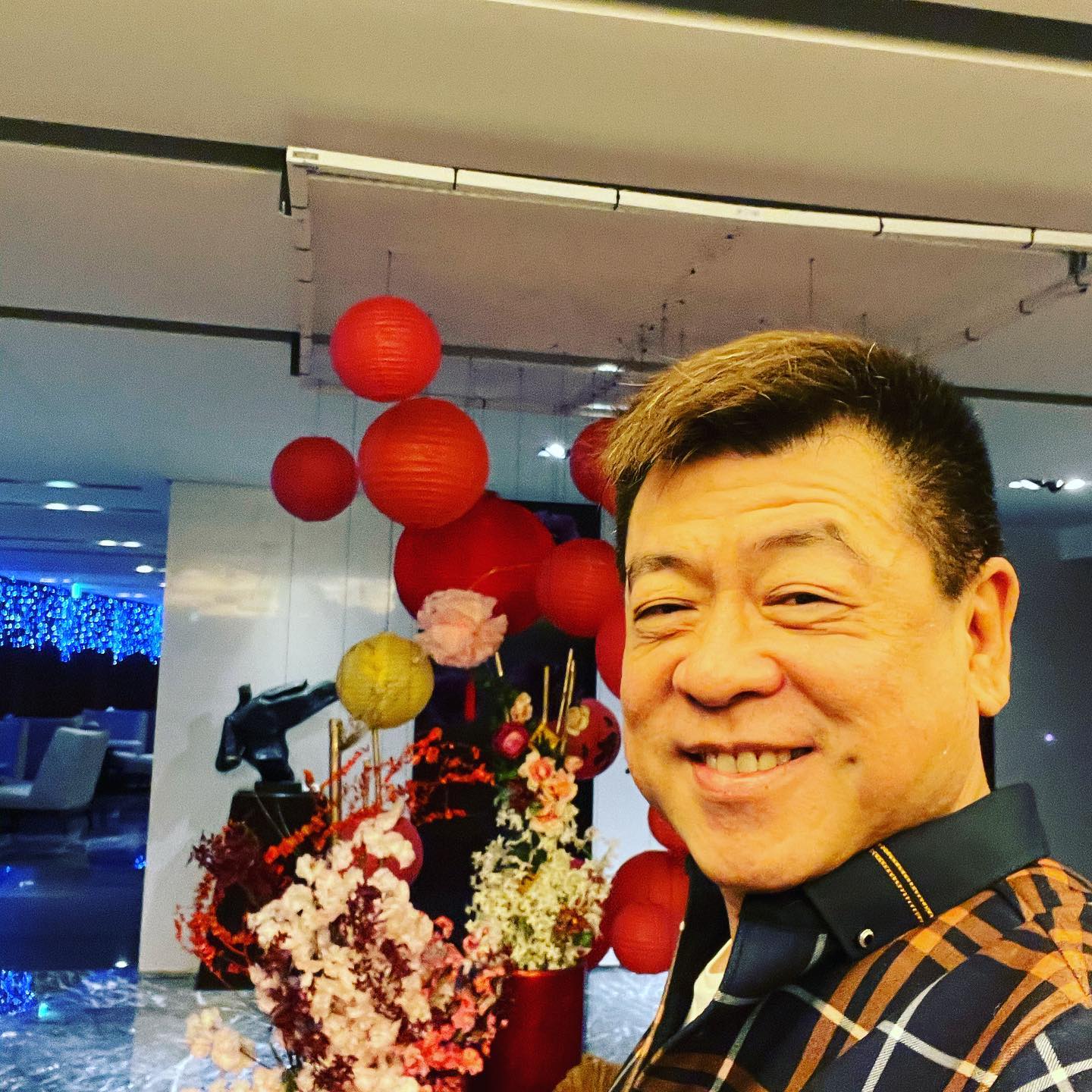 雞排妹事件陸陸續續牽扯出出許多知名歌手、主持人,風波越演越烈,演藝圈中許多大咖也紛紛跳出為雞排妹和翁立友各自站台。而孫德榮5日錄《大尋寶家》時,對於雞排妹獨闖翁立友記者會一事表示:「基本的禮貌都不懂」、「人家花錢、花時間租的場地,你去那邊鬧場」。 針對曾國城一事,孫德榮則反問:「之後打招呼難道都要這麼危險嗎?」、「我只能說既然她這麼不喜歡我們藝能界,就該團結起來,不該有的垃圾就不要讓他進來!」更失言說出:「連黃色笑話都不能講,那觀眾還能看什麼」,引起熱議。 因此孫德榮昨日晚間特意開啟第一次直播,並邀請了姚淑文老師為自己「上一課」性平課程,也更希望大眾能對於性騷擾的定義有更明確的了解。 孫德榮回憶自己發言當下有點口誤,其實自己那句「連黃色笑話都不能講」,只是想表達「怕熱就不要進廚房」的概念,同時也提問:「如果演藝圈中連個笑話都不能說,錄節目被抱一下都要被指控,那還能做什麼?」 對此姚淑文老師則客觀表示,每個人對於節目效果的接受程度不一樣,本來就沒有一個永恆的「標準」可言,最好的方式就是在進行之前應該先「re」好,徵求雙方同意才是最保險的做法,孫德榮聽完後也大讚十分受用,表示自己會「虛心接受」。