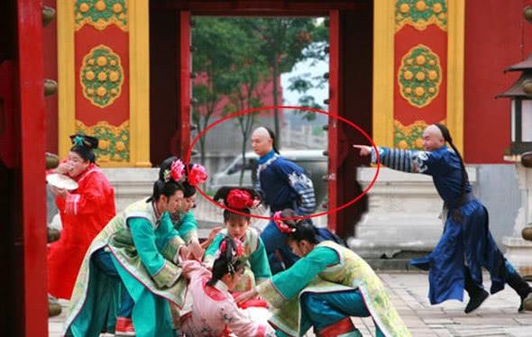 因此小編整理出「10個超不合理」的穿幫鏡頭: 《新還珠格格》—休旅車 《武媚娘》—打光板穿幫 《擇天記》—工作人員 《蘭陵王》—帽子 《如懿傳》—衛生紙 舒妃玩手機 《延禧攻略》—塑膠椅、乾隆Nike球鞋 書桌下的手機 《獨孤皇后》—拖鞋 《新還珠格格》—休旅車 這幕是小燕子不小心摔倒了,眾人趕緊前來攙扶。但此細一看,燜外怎麼有一台呼嘯而過的「白色休旅車」呢? 《武媚娘》—打光板穿幫 打光板會不會太明顯了一點啦! 「收音~Boom穿啦!」 《武媚娘》的故事背景發生在唐朝,但那時唐朝用的都是銅鏡,這個破裂的玻璃鏡片也太假了,是誰沒有認真做功課啦! 《擇天記》—工作人員 這位大哥,你要不要考慮換個地方休息XD 這麼明顯的一個人坐在那玩手機怎麼會沒人發現啦! 《蘭陵王》—帽子 工作人員是除了手機以外,最常在劇裡穿幫的人了,由於許多劇組忘記在開拍前清場,導致許多工作人員會在一旁休息吃飯,卻沒想到全部都被收錄進去了。 《如懿傳》—衛生紙、舒妃玩手機 難道清朝就有衛生紙了嗎?只能佩服網友的眼力真的太好了! 其實演員在休息的時候玩手機是件很平常的事,但是如何在Action後把手機藏好就相當考驗個人功力啦! 《延禧攻略》—塑膠椅、乾隆Nike球鞋、書桌下的手機 皇后身後的藍色塑膠椅簡直太顯眼了,但由於有不少觀眾向劇組反應,因此這段最後終於釋出了修正版。 這這這...乾隆你腳上穿的難道是時下最流行的「Nike」運動鞋嗎? 原來皇帝休息的時候也愛偷玩手機呀,這段乾隆與李玉聊天的畫面,一樣被網友發現他似乎把手機藏在桌下,但還是不小心穿幫了。