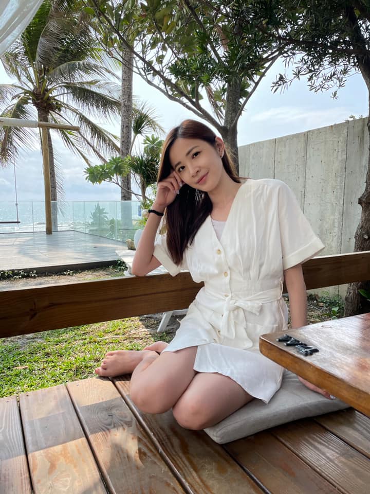 王乃伃2個月前開始經營起了自己的YT頻道,在短短的時間內竟迅速累積了近2萬名粉絲,此外她也相當認真的經營社群帳號,常常和粉絲分享自己的日常生活。 但他昨日在YT上傳一支影片,內容抱怨自己收到一名陌生網友私訊,點開後發現竟然是對方赤裸裸的下體照,王乃伃斥責:「照片完全沒有進行任何處理、沒有馬賽克、也沒有稍微作遮蔽」。 且這名網友還附上了一張自己的其他生活照,並寫下:「乃伃你可以多分享自己的資訊嗎?」,種種噁心行徑讓王乃伃相當憤怒,也覺得十分噁心:「我的第一個念頭就是,我一定要告你,我不會姑息你這種人!」 王乃伃表示,隨後自己點進去對方的FB個人主頁時,一路追查下來發現他竟然才是個「國二」的學生, 讓王乃伃痛斥:「他的價值觀跟觀念到底出現了什麼偏差!」 但在經過諮詢專業律師後,發現刑法的「公然猥褻罪」以及「強制罪」等均無法成立,只能透過民事「性騷擾防治法」賠償。但是王乃伃認為走民事要花費相當多時間,甚至有可能還要去精神科看診,證明自己因此受到的損傷。 最後王乃伃表示,在顧慮對方還是名學生的情況下,她僅僅給予口頭警告。「今天因為你是一個學生,所以我決定再給你一次機會」、「但是如果我真的有心要遏止這樣的行為、有心要跟你槓到底的話,我一定是有辦法繼續做下去的」,王乃伃也希望對方會看到這部影片,了解到自己的行為已經觸法了。