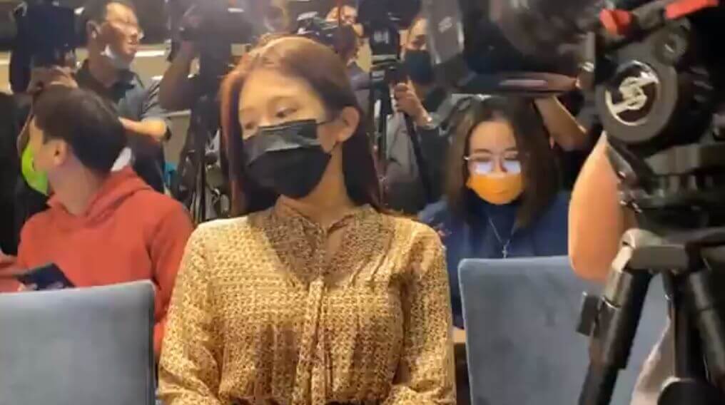 而PTT上也有不少網友開始挖陳年舊文，猜測雞排妹下一個要爆料的對象會是誰，有人找到了「9年前」的節目《瘋神無雙》，其中藝人許效舜有許多與雞排妹較親密的肢體接觸動作，如拉手、壁咚…等，讓網友打趣發文寫下：「許效舜現在會害怕嗎？」  底下網友紛紛留言表示：「社會性死亡」、「瑟瑟發抖」、「還想選基隆市長，這下沒望了」  而更有眼尖網友也找到「邰智源」與雞排妹互動的片段，當時邰哥為了做綜藝摔，被大家發現其手疑似不小心觸碰到雞排妹胸部，引起一陣熱議。  因此有粉絲到邰智源IG留言：「剛看到新聞 邰智源手疑『誤觸雞排妹胸部』！ 9年前錄影畫面被翻」，並詢問邰哥會如何解決，對此邰智源則回應：「應該會提告，放心」，謹惕大眾勿再以訛傳訛。