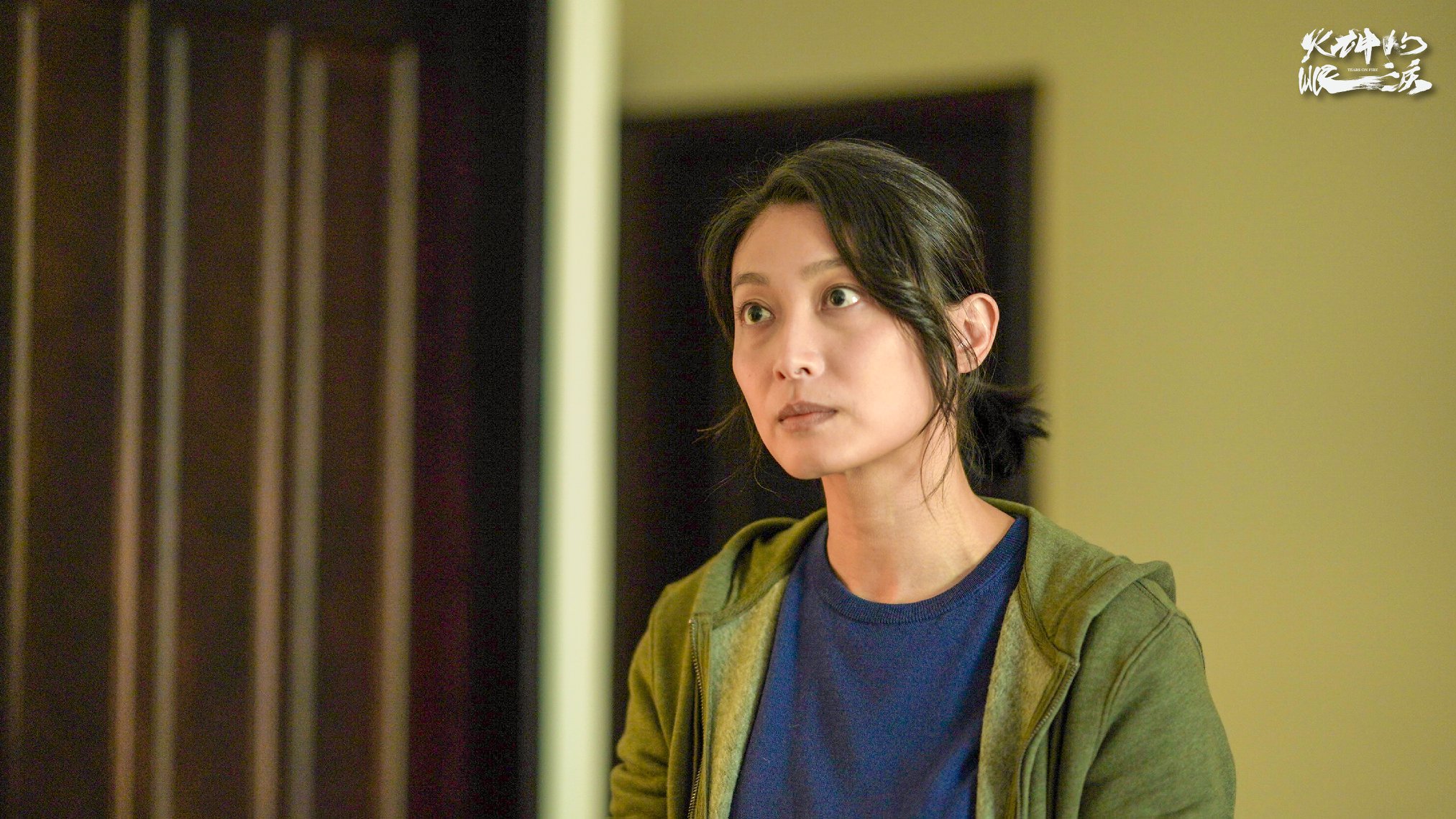 而配角們也是這部劇能成功的一大關鍵因素，他們如同催化劑一般的存在也讓劇情更加動人，甚至還有許多觀眾一時入戲太深跑到粉專罵人（不好的示範），但也可見他們身為靈魂人物的重要性了。  因此小編整理出《火神的眼淚》6大靈魂配角：  邱Sir老婆小穎 伍誌民 王文德議員 子伶媽媽 國勝學長 謝科長   邱Sir老婆小穎 （柯奐如 飾） 小穎在劇中飾演邱sir的老婆，兩人育有一子一女，而因為丈夫忙碌的工作，讓她獨自挑起了一打二的生活，是一位看似堅強但其實內心卻相當渴望能擁有普通家庭生活，因此常常因為工作上的事和邱Sir起爭執。  柯奐如2001年以偶像劇《流星花園》中的何原滋一角打開知名度，而她與溫昇豪先前也曾合作過不少作品，此次是兩人第一次直接對戲，彼此間也展現出了超高的默契，也因為這樣讓觀看得太入戲，甚至直接私訊她「體諒邱Sir有這麼難嗎？我要封鎖你」。  伍誌民 （馬力歐 飾） 飾演刀子嘴豆腐心的分隊長，雖然表面看似不近人情，但是卻是最為每一位隊員考量的人。  相信劇中馬力歐和義陽飆戲的那一幕讓許多人印象深刻，不管是台詞、語氣、流暢度還有神情都掌握的恰到好處，絲毫不做作的自然演技震懾了許多觀眾，演技功力絲毫不遜色於任何一位影帝。  「演什麼像什麼」這句話是大家對馬力歐的評價，相信不少看過《國際橋牌社》的觀眾一定非常有感，飾演報社主任的馬力歐在劇中展現出的戲劇張力簡直無人可敵，也讓他一舉拿下了第55屆金鐘最佳男配角，究竟今年馬力歐能否繼續蟬聯，也讓粉絲們相當期待！  王文德議員 （黃迪揚 飾） 同安分隊的常客，除了三不五時幫民眾「陳情」來找消防隊麻煩外，替大財團「關說」也是家常便飯。因為他的緣故讓消防配備完全不合格的娛樂世界發生大火，義陽更是因此喪命，最後終於體悟到自己所犯下的罪行，將所有關說黑幕公諸於世。  雖然在劇中演出一個超級大反派，前期的各種惡行簡直讓觀眾氣得牙癢癢的，但可見他成功詮釋出了這樣的角色。相信大家黃迪揚一定非常有印象，當初他曾在《植劇場－天黑請閉眼》與《俗女養成記》中演出警察一角，是一位非常有實力的新銳演員，也讓人相當期待他接下來的作品。  子伶媽媽 （王琄 飾） 從小灌輸子伶因為她「女孩子」的身份，才讓爸爸因此拋棄了母女兩人。也常常告訴子伶她有一個很優秀的弟弟，在美國擔任機師，想藉此刺激她換一份更好的工作。  子伶身世大白那一集，兩人在房間內大吵的那幕也讓觀眾印象非常深刻，雖然角色設定不太討喜，但是王琄也演出了一個單親媽媽因為多年來承受著異樣眼光、一個人含辛茹苦的帶大了孩子，導致性格有些許扭曲，所以其實關愛女兒但卻又不知道該如何表達，在演技的刻畫上可謂是相當細膩。  國勝學長 （鄭志偉 飾） 和分隊長一樣是個刀子嘴豆腐心的人，早年個性其實和義陽非常相似，但是在經歷隊員受傷想幫忙申訴，卻屢屢被打壓，也因此消磨了他對消防員的熱情，才導致有些古怪的性格，常常對人酸言酸語，但其實內心卻是相當正義善良的。  這位超級資深演員鄭志偉早期活躍於民視，近年來也常常可以在三立看到他的身影，包括《甘味人生》、《金家好媳婦》，此外他同時也兼任導演和製作人一職，演出和執導過的作品數量相當龐大，也是眾所皆知的實力派演員。    謝科長 （尹仲敏 飾） 雖然出場次數不多，但每次出現都沒有好事，飾演一位惡劣的消防局科長，每次出事就推給基層人員。相信在第十集中他的表現一定也讓觀眾氣瘋，除了隱瞞義陽的死亡真相外，還想把參與抗議遊行的消防員抓出來懲戒。  由於劇中謝科說過的話由於實在是太令人髮指，成為現在紅極一時的「金句」，也讓尹仲敏本人都自嘲竟然成為了迷因主角。   《火神的眼淚》目前暫時先告一段落，不少厲害的演員也在這次被更多人看見，而製作人也宣布第二季正在籌備中的好消息。  至於大家最關心的義陽，製作人也在直播中透露：「很希望殉職的義陽可以回來，所以必須要想個辦法」，劉冠廷本人更是開玩笑表示：「其實我在做角色筆記時有備註林義陽是雙胞胎，下一季我可以用雙胞胎的身份回來」，因此有關義陽究竟是否會回歸也成了網友最好奇的劇情，、至於其他更詳細的消息暫時尚未公布，也請觀眾繼續期待！