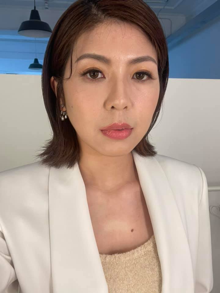 今年年初「翁立友性騷案」爆發時,知名美女律師李怡貞在FB上發文力挺雞排妹,不滿大眾抱持著「檢討被害人」的心態,因此被網友砲轟是「淌渾水」、「自貶身價」。 而昨日陳沂與雞排妹連線直播時,李怡貞透露自己用「私帳」點進去看:「實在被她弄的很混亂,不知道該討厭她還是該喜歡她」,同時也為兩人間的對決點評,認為此次爭辯中陳沂佔了上風,還表示如果陳沂如果冷靜一點,閉嘴幾秒的話,其實看起來有點像「宋慧喬」。 陳沂看到PO文後也截圖轉發,相當不客氣地開酸:「看到這個我決定再開一次直播」、「女人大律師李怡貞請不要用私帳偷看,直接讓妳蹭!」、「律師本業要顧好啊,很忙的律師通常沒空一直上節目!」 事後李怡貞則相當感嘆表示,自己其實是因為看到其他FB好友正在觀看,才會點進直播:「我實在不應該手賤用私帳點入臉友正在看的直播,然後又再次在粉專發表感想」、「突然被事主tag,然後又說要為我開直播,最後竟然意外促成兩造直播見面會...這世道有點荒謬」 不少網友看完後紛紛表示:「律師你該去看眼科了」、「金架衰,以後不要亂惹不該惹的人」、「吃瓜吃到一半被拉上台」、「感覺是她在蹭你熱度才對」、「原來你就是罪魁禍首(開玩笑)」