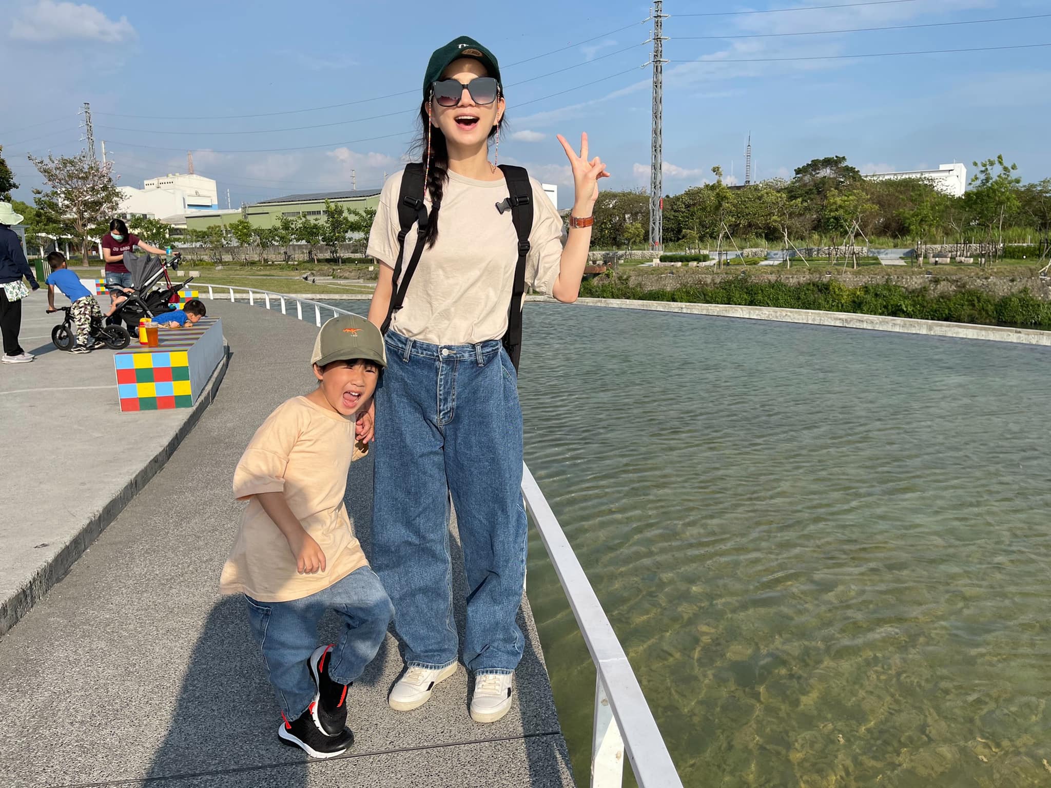 Ella的寶貝兒子勁寶今年雖然才4歲,但卻能用一副儼然是「小大人」的口氣跟媽媽說話。Ella透露:「我常常不想陪他幹嘛的時候,我就會說媽媽老了,沒有力氣」、「然後他惹我生氣,質問他為什麼你都記不住媽媽說的話」、「他就會回我,因為我老了啊」,可愛的童言童語每次都把Ella逗得哈哈大笑。 但話鋒一轉,聊到近年肺炎疫情時,Ella相當沈重的表示兒子一直希望可以到美國黃石公園玩,因此也希望疫情能盡快趨緩,就不用一直戴著口罩了。對此Ella卻感到相當自責:「當媽的我常常感到非常抱歉,把勁寶帶到這個不再那麼美好的世界」,因此只能教育孩子以後要用更強壯的心智,去面對世界上的變數。 最後Ella相當感嘆孩子的教育真的相當重要,也相當開心兒子遇到了很棒的老師,讓他能快樂成長,也表示每次看到兒子跟爸爸「唱反調」或是耍無賴時都覺得很開心,因為這對一個母親來說,是最美的風景了。 Ella也在今日許願,除了祝福全天下媽媽母親節快樂外,也希望每一個孩子都能平安快樂的長大,吸引不少粉絲留言:「看得出來兒子跟媽媽一樣鬼靈精怪」、「實在是太可愛了」、「Ella母親節快樂」、「兒子太可愛了,感覺可以再拚一個XD」。