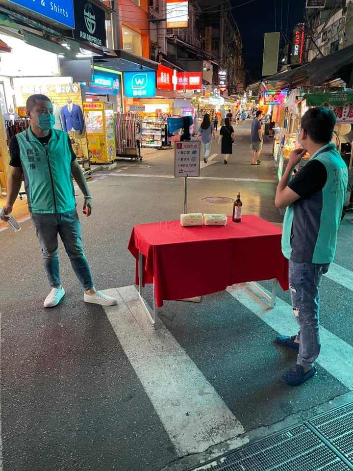 近日疫情升溫,今日指揮中心指揮官陳時中表示,昨日本土病例新增了180例,讓民眾相當緊張。而在這波疫情衝擊之下,政府明令許多休閒娛樂場所、八大場合都須先暫時歇業,希望可以藉此控制人流,更有效的掌控疫情。 除了八大場所外,夜市等人潮眾多的觀光景點也受到波及,民眾為避免群聚都紛紛不敢踏足,但藝人黃安得知後卻又硬將此事與政治扯上關係,讓台灣網友相當氣憤。 黃安在微博上寫下:「早年,一聽說要去台北士林夜市,中午就不吃飯了,晚上到那兒大吃大喝」、「我這一代人,經常造訪士林夜市…真的是回憶滿滿」、「如今全台灣最大的士林夜市撐不下去了,其他的就甭提了」。 黃安表示只要幾團中國觀光客進入,就可以讓士林夜市的業績狂飆:「蔡英文跟著美國抗中後,大陸客不去了,也就差不多了」、「又不可能獨立、又做不成生意,你說有比這個更傻逼的嗎?」 最後更表示:「我深愛著台灣,所以我強烈支持兩岸統一,並且對台獨戰犯終身追責…」,卻讓許多網友哭笑不得,紛紛砲轟他:「是因為疫情所以收攤,關政治屁事」、「你跟我們活在平行時空嗎」、「疫情兩個字哪裡看不懂」、「張嘴就是瞎話,你良心不會痛嗎」、「好像在跟文盲講話,有夠累」。