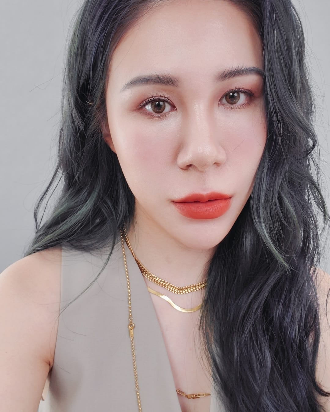 丹妮婊姐日前曾在FB發文抱怨自己的父親,在經過數日的疫情轟炸下,還堅持要到旅行社上班,讓她爆氣回應:「你到底要去幹嘛???你知道現在真的死人了嗎??」,但父親則淡淡表示要她冷靜一點:「有事處理。你不要這麼緊張兮兮好不好,沒有這麼嚴重」。 丹妮婊姐也表示父親旅行社已經長達一年沒有人消費了,不明白父親究竟如此堅持要去上班的原因,加上得知父母親的許多同齡友人並未完全落實防疫習慣,包括不洗手、不換口罩,因此讓她相當擔憂疫情會越演越烈。 都乖乖待在家的丹妮婊姐自稱是超棒的防疫大使,因此也讓她喊出要決戰爸爸的口號,既認真又逗趣的貼文引發網友討論,不少人笑翻留言:「好有同感!我也準備跟爸媽長期抗戰了」、「老人真的講不聽」。 而昨日下午丹妮婊姐開直播和粉絲聊天,她表示曾從房間出來後竟然發現全家都不見了,讓她崩潰到對著鏡頭不停大叫,也抱怨爸爸竟然宣布下禮拜一就要回公司上班,婊姐則開玩笑表示:「如果有一千萬的工作我是會去,但不會有一千萬的工作,所以我真的沒有想要出門」,也表示自己真的是家中唯一謹遵防疫政策的人,不少網友表示:「家人逃獄了」、「典獄長準備下台了」、「典獄長失職,現在開記者會說明」、「回家請嚴刑拷打」、「連家人也罵,真的很用心在防疫」。
