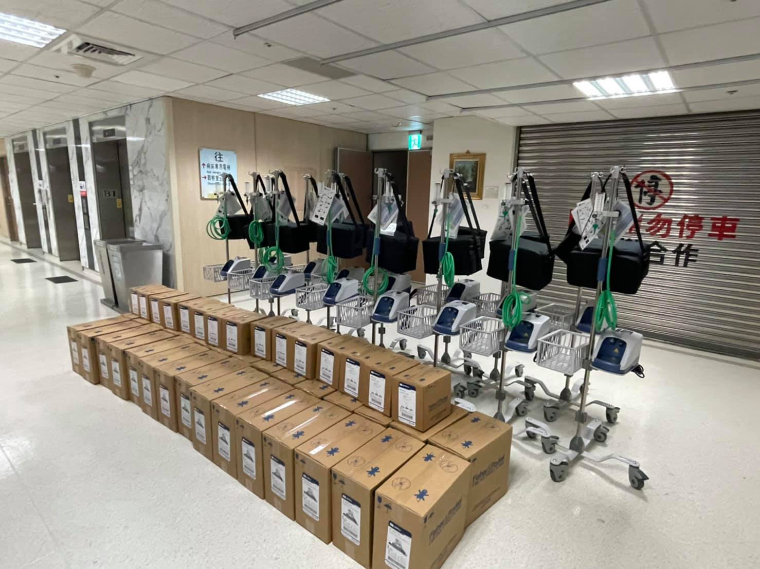 HFNC就是高流量氧氣鼻導管全配系統，由於肺炎病人不能俯臥（需要俯臥姿位引流），也無法吃東西，但這台機器可以幫助病患自行進食，同時更能降低醫護人員的感染率，但一台造價要27萬元，對許多醫院來說是一筆不小的負擔。 此外HFNC也能減少重症患者「插管」的可能性，增加存活率，以上諸多功能也讓HFNC成為了全台醫院最迫切需要的物資之一。但由於公立醫院還要需要招標緊急採購程序才能買，讓賈永婕立刻向身邊醫生朋友求證，結果竟意外得知連「台大醫院」都相當需要，賈永婕聽完後更表示：「什麼？不只公立醫院缺？連台大都缺？我心都碎了！」因此立刻向業界好友募款，目前已採購到252台，正在分發至醫院的途中。 陳志金醫生一早發文表示：「看到這則新聞…眼淚不停的流下來！」、「我真的太激動了！」同時更公布另一個重大好消息，原來健保署也同意每日給付1745點在新冠病人的使用，希望能讓確診患者早日康復，也提高重症者的存活率。 最後陳志金也再次向賈永婕致敬，並呼籲大眾在非常時期一定要團結，雖然大部分人無法負擔昂貴的醫療器具，但是透過轉發消息也能幫上忙，網友也紛紛表示：「真的是公眾人物的典範」、「真的很謝謝賈永婕，謝謝他為台灣的付出」、「看到很多藝人還在搞分裂就覺得心寒」。