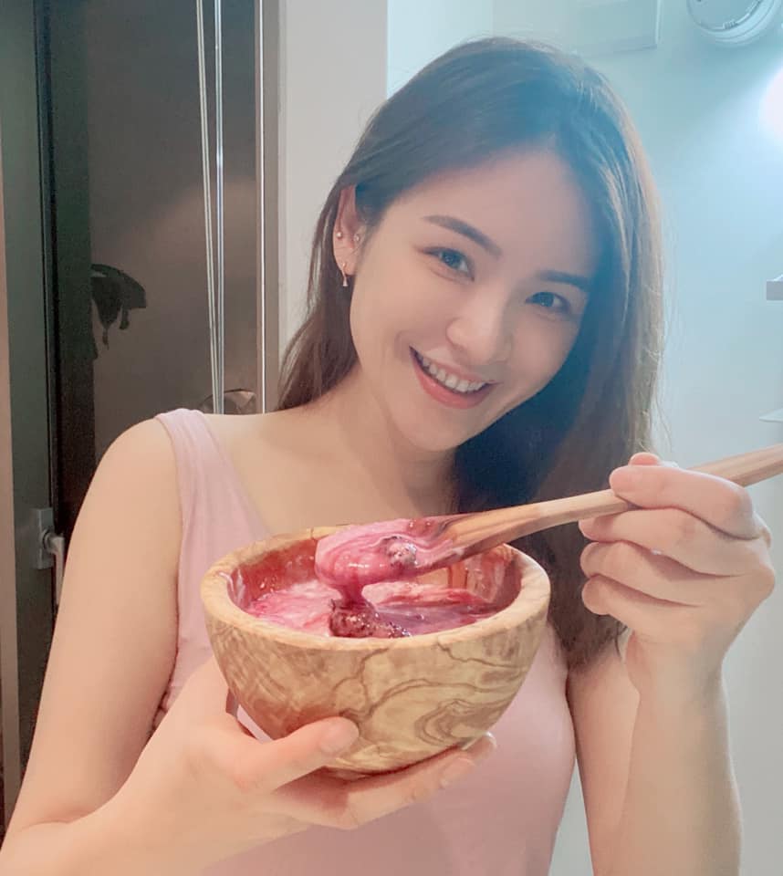 不少網友紛紛在FB上貼出與房東的對話紀錄，許多人開心表示遇到超佛方東，有的不僅降租還願意包水電，甚至更有房東祭出6、7月免租的好消息，盼能減輕租屋族的壓力。但有部分房東也因房屋貸款加上自身生計問題，無法給予租客優惠，引起熱議。  而陳沂則要發文，表示不是所有的房東都是有錢人，並舉例自己的房東就是名上班族：「他說我每個月付的房租還是不夠他繳貸款，但他想說退休以後再考慮賣房當養老基金」，透露並非所有的房東都可以吃飽沒事坐等收租：「遇到疫情，很多人生活辛苦，有些房東也是很辛苦的」、「遇到那種主動說降租的房東，只能說幸運」。  文章引起不少網友共鳴，許多人認為：「降租是情份，不降是本分，要求就過分了」、「降了之後就很難調回來，之後免不了要跟房客吵一架」、「房貸壓力也很大啊，憑什麼要求房東降租」、「很多房東也失業了，還要繳一大筆房貸」、「真的不要去情緒勒索房東，超沒品」。  留言區也有網友貼出截圖表示，自己商議和房東降租，但房東卻表示自己也因疫情失業，家中也有孩子要養，而房貸目前只能延緩無法少繳，頂多只能讓房客部分延遲繳交，疫情過後再補上。陳沂看完後更呼籲大家多多體諒，盼能共體時艱一起度過。