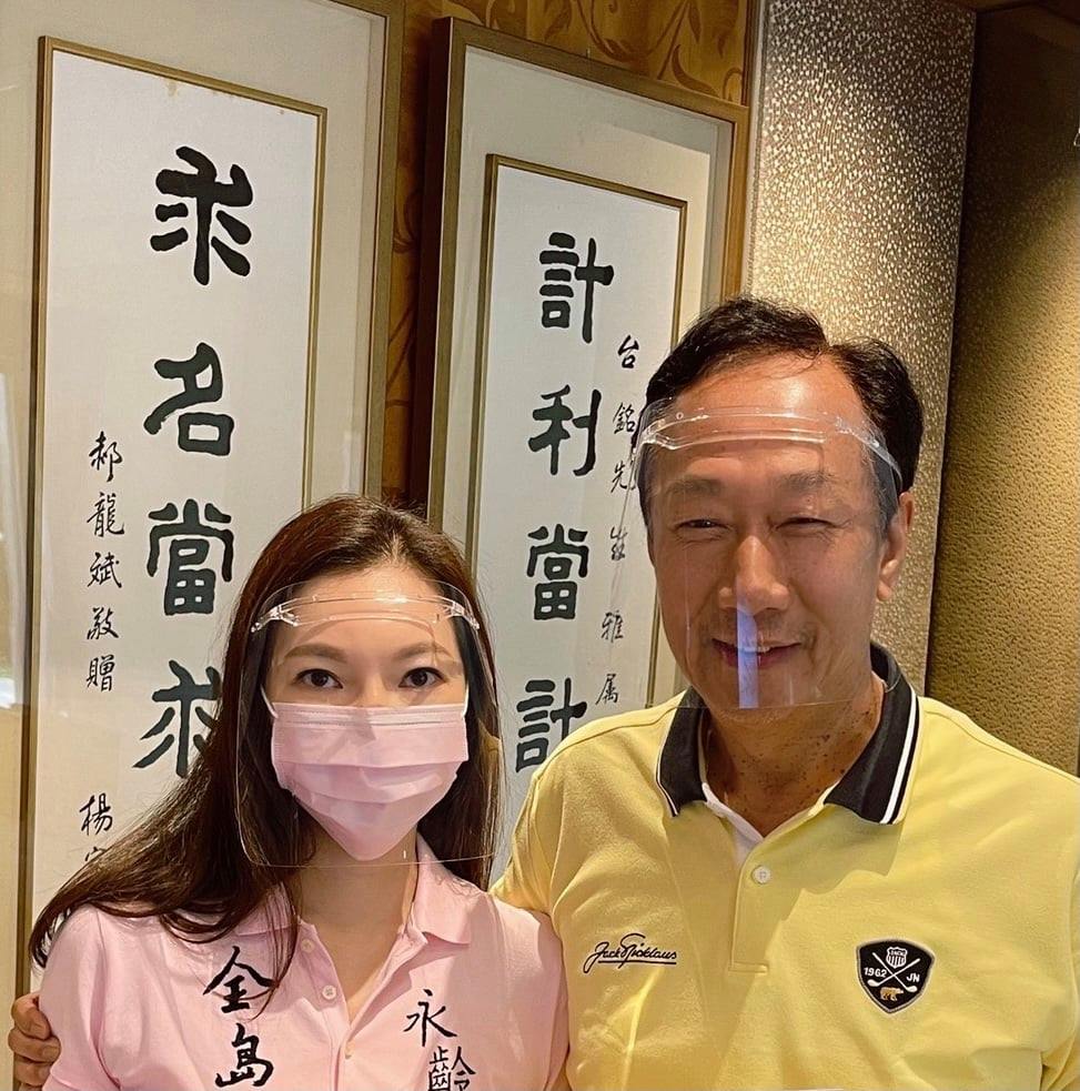 郭台銘表示自從5月23日起就已著手採購疫苗,只是在某些單位的處理上較緩慢,讓他這一個月來擔憂的連覺都睡不好,只盼政府能加緊腳步給予協助。而太太曾馨瑩先前也曾PO文透露郭董團隊忙於疫苗採購一事,且不論是文件內容、藥商、冷鏈物流、原廠疫苗接洽都親力親為:「看在我眼裏,知道他們真心擔憂台灣人民」、「而我先生也真心希望可以盡一份心力,只單純想盡自己的力量買疫苗」。 兩人對於台灣的近況都感到相當不捨,曾馨瑩更透露郭董連做夢時都會講跟疫苗有關的夢話:「可想而知他的擔憂及負予自己的責任有多大」、「只問事情該不該做,不問事情難不難做,我知道他真心想幫忙」。 在郭董的最新貼文中也提及,若能有台灣政府以及人民的支持,以他數十年來在業界累積的經驗和人脈,相信定能有所突破,讓不少名人和網友紛紛湧入按讚留言支持。 但皮筋兒對此卻表示:「以你數十年的國際人脈,為什麼一直執著在上海復必泰BNT這個疫苗?」意外引爆爭論,有不少人對皮筋兒感到相當不滿,留言炮轟她:「他正在做,我們做不到的事」、「要捐贈還要給妳指定品牌喔!」、「他要捐贈哪個牌子不論是什麼因素都好,都是讓台灣人受惠阿」、「問題這麼多,你怎麼不自己來捐」、「不然還要經過你同意是不是」、「有人願意給疫苗是好事,人命關天的事有什麼好執著的?」