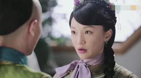 由影后周迅、霍建華、張鈞甯、辛芷蕾…等人主演的古裝宮鬥劇《如懿傳》上映前期就備受矚目,此劇同時也為《甄嬛傳》的續集,劇裡的太后就是甄嬛的原型。 如懿傳前期受到不少觀眾吐槽,原因是周迅在第一集飾演16歲的少女,但她的長相與獨特的「菸酒嗓」讓觀眾看完大呼出戲,但後期周迅仍用演技碾壓,讓《如懿傳》也成為微博當時最火熱的話題。 劇中青櫻與原是弘曆的青梅竹馬,同時也是他所鍾意的福晉人選,但礙於雍正與太后的阻止,青櫻最後未能如家人所願當上皇后,入宮後也備受眾人排擠。 青櫻進宮後由太后賜名改為「如懿」,為了乾隆的一句「放心,有我在」陪著他經歷數年的鬥爭,相互扶持。但最後在如懿當上皇后後卻發現,乾隆變得猜忌多疑,兩人已回不去當初的美好,因此決定斷髮放棄后位…