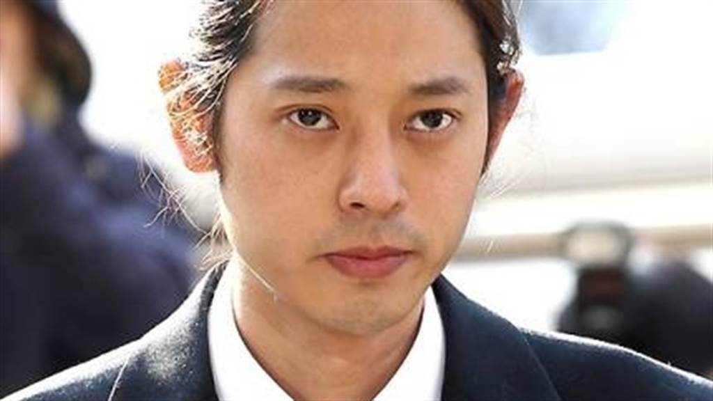 李勝利前年被爆出多項罪證,如:海外洗錢、性交易、賭博、挪用公款、教唆暴力…等,多達9宗罪項,成為K-pop中涉案程度最大的案件。當時消息爆發後,震驚南韓演藝圈,許多勝利的粉絲也痛呼「太失望」,無法接受偶像如此荒唐的行徑。 26日時,「勝利案」再度招開第11次的軍事審判,而先前因為「勝利聊天群」曝光後,其中的涉案藝人「鄭俊英」此次也被警方要求需出庭作證。 開庭一個多小時後,鄭俊英終於自首,自己是因緣際會下在香港認識勝利,並且也曾透過勝利的牽線,介紹了一位媽媽桑讓他「買春」。此外鄭俊英也承認曾經在群組中,看過三張勝利上傳的「女性裸照」,並且表示從角度看來,很像是勝利本人「親自拍下」的。 但除此之外,鄭俊英被問到其他相關問題時,僅以「不太記得了」、「不清楚」等說詞含糊帶過。最後還有一件大中最關注的勝利「教唆暴力打人案」,鄭俊英則模糊表示,自己當時似乎有聽到現場有叫囂聲,但其他的詳細情況並不清楚。 而鄭俊英的性侵案在去年終審結果出爐,確定判刑五年,而身為名人的他在拘留所中日子也相當不好過。據節目《聽到傳聞show》報導,曾訪問過一名與鄭俊英同拘留所的犯人,他透露裡頭有幾位「大哥」時不時就會要求鄭俊英「站起來唱歌」,鄭俊英也每每照做,感覺得出來相當害怕。