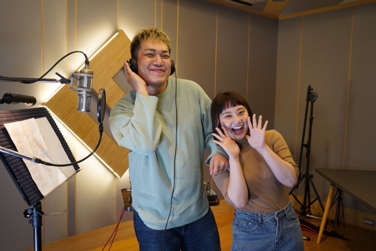 這次為了這個30歲出道當歌手之作,關韶文拉了與自己好友焦凡凡「下海」合唱,一直以來很重視友情的他特別找了新銳製作人羅凱為兩人量身訂做這首,高喊友誼萬歲的暖心情歌〈一加一大於二〉,把兩人平時的相處互動全融入歌詞中,像是「從來不會嫌棄你的體重太重」、「和你的對話我放在置頂 限時的動態都變成回憶」等,字裡行間充滿彼此暖暖的友情。 其中一句「就算我唱歌很難聽 我還是陪你出單曲」更顯露兩人好交情;焦凡凡笑說:「其實第一時間聽到他要找我合唱出單曲,我的當下反應是『你應該是在開玩笑吧?!』不過後來我覺得想做甚麼就做吧,他想做甚麼我都會支持,我們就一起唱,衝了!反正最多就是我們一起修音!哈哈!」 關韶文為了首支單曲〈一加一大於二〉找焦凡凡跨刀合唱外,更突破自我挑戰唱RAP,為此兩 人趁著工作空檔勤加練唱,還求助於許多歌手好友指導唱歌技巧,像是兩人特別去跟艾薇學唱歌 技巧,焦凡凡說:「艾薇對我們幫助很大,讓我們對於旋律及歌曲情境更能掌握!很感謝她!」 此外,關韶文還跟克服走音心魔的好友吳映潔討教了一招「騎馬術」練唱,他表示:「就是想像 自己在騎馬邊練唱,訓練自己的節奏感,藉此克服走音這件事。」問焦凡凡自己的男友婁峻碩友 無給他甚麼唱歌上的建議或指導?焦凡凡笑說:「其實他沒有給我任何意見,因為我想做什麼他 都支持,加上這次歌曲跟他的音樂風格不一樣,所以他這次就是當我跟關關的啦啦隊,鼓勵我們 為我們打氣!」而對於許多歌手在發片錄音上給予很多幫忙及鼓勵,讓關韶文感恩在心,他感性 地說:「雖然我不是唱歌最好聽,但有他們幫助讓我感覺我是可以做到的!」 首次進錄音室錄唱的關韶文坦言壓力很大,他笑說:「本來壓力沒這麼大,不過錄音前一個月 我自己拿著手機試著錄唱,發現跟理想中有一段差距,突然壓力爆增!加上rap好難,為了發音唱 對節奏,多了兩、三個小時去揣摩練習。 還有一個壓力大的原因是擔心焦凡凡太辛苦,因為她得在我走音的狀態上接唱,還有因為我的key比較高,她得配合我的音域高好幾個音唱歌,對她來說應該很折磨!」儘管錄唱歌曲過程雖然辛苦,花了許多心思跟時間去克服的兩人笑說這是兩人懷胎十月「兒子」。 面對單曲即將問世,關韶文表示:「我記得唱到『算我唱歌很難聽 我還是陪你出單曲』這兩句時,我忍不住紅眼眶流淚!很謝謝凡凡,跟我一起錄唱這麼不容易還是願意陪我唱歌!」兩人的友情就如同這首〈一加一大於二〉,關韶文表示:「期望大家都能找到生命中讓你快樂的那一個人,嘴角就會不自覺上揚,感情越來越好!」