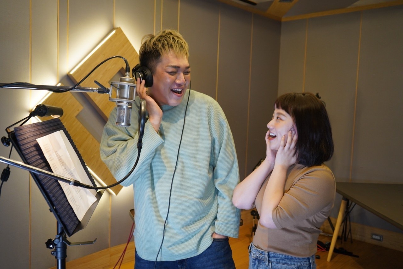 這次為了這個30歲出道當歌手之作,關韶文拉了與自己好友焦凡凡「下海」合唱,一直以來很重視友情的他特別找了新銳製作人羅凱為兩人量身訂做這首,高喊友誼萬歲的暖心情歌〈一加一大於二〉,把兩人平時的相處互動全融入歌詞中,像是「從來不會嫌棄你的體重太重」、「和你的對話我放在置頂 限時的動態都變成回憶」等,字裡行間充滿彼此暖暖的友情。 其中一句「就算我唱歌很難聽 我還是陪你出單曲」更顯露兩人好交情;焦凡凡笑說:「其實第一時間聽到他要找我合唱出單曲,我的當下反應是『你應該是在開玩笑吧?!』不過後來我覺得想做甚麼就做吧,他想做甚麼我都會支持,我們就一起唱,衝了!反正最多就是我們一起修音!哈哈!」 關韶文為了首支單曲〈一加一大於二〉找焦凡凡跨刀合唱外,更突破自我挑戰唱RAP,為此兩 人趁著工作空檔勤加練唱,還求助於許多歌手好友指導唱歌技巧,像是兩人特別去跟艾薇學唱歌 技巧,焦凡凡說:「艾薇對我們幫助很大,讓我們對於旋律及歌曲情境更能掌握!很感謝她!」 此外,關韶文還跟克服走音心魔的好友吳映潔討教了一招「騎馬術」練唱,他表示:「就是想像 自己在騎馬邊練唱,訓練自己的節奏感,藉此克服走音這件事。」問焦凡凡自己的男友婁峻碩友 無給他甚麼唱歌上的建議或指導?焦凡凡笑說:「其實他沒有給我任何意見,因為我想做什麼他 都支持,加上這次歌曲跟他的音樂風格不一樣,所以他這次就是當我跟關關的啦啦隊,鼓勵我們 為我們打氣!」而對於許多歌手在發片錄音上給予很多幫忙及鼓勵,讓關韶文感恩在心,他感性 地說:「雖然我不是唱歌最好聽,但有他們幫助讓我感覺我是可以做到的!」 首次進錄音室錄唱的關韶文坦言壓力很大,他笑說:「本來壓力沒這麼大,不過錄音前一個月 我自己拿著手機試著錄唱,發現跟理想中有一段差距,突然壓力爆增!加上rap好難,為了發音唱 對節奏,多了兩、三個小時去揣摩練習。 還有一個壓力大的原因是擔心焦凡凡太辛苦,因為她得在我走音的狀態上接唱,還有因為我的key比較高,她得配合我的音域高好幾個音唱歌,對她來說應該很折磨!」儘管錄唱歌曲過程雖然辛苦,花了許多心思跟時間去克服的兩人笑說這是兩人懷胎十月「兒子」。 面對單曲即將問世,關韶文表示:「我記得唱到『算我唱歌很難聽 我還是陪你出單曲』這兩句時,我忍不住紅眼眶流淚!很謝謝凡凡,跟我一起錄唱這麼不容易還是願意陪我唱歌!」兩人的友情就如同這首〈一加一大於二〉,關韶文表示:「期望大家都能找到生命中讓你快樂的那一個人,嘴角就會不自覺上揚,感情越來越好!」