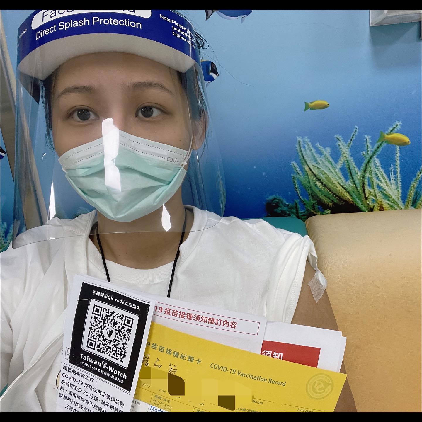  「那對夫妻」曾在2019年開心宣布懷上了二寶，但卻不幸在2個月後流產，讓兩人相當悲傷；但在今年6月底兩人終於又再度透露好消息，只見Nico開心曬出超音波照，表示「我們家終於有機會再次成為一家四口了！！因為小林萌回來了～  目前已有3個月身孕的Nico也在此次施打疫苗的對象內，她表示接種完後一切都很好，除了手臂跟身體有些微酸痛外，其他並無大礙，同時也提醒接種完的民眾要多喝水。  此外Nico也開心透露此次幫他施打疫苗的護理師竟然是她的粉絲，對方過後還貼心私訊夫妻倆：「可以看到你們把二寶生回來真是太高興了」、「今天又遇到Nico來打疫苗，心情好不可思議」、「看她笑起來，我心情好好」，讓Nico受寵若驚的表示：「但其實應該是我要感謝他們才對，謝謝他們在前線為了大家的健康、安全努力」。  此外有孕的Nico身體出現諸多變化，如孕吐、食慾改變、嗅覺敏感…等，甚至連洗頭站太久都會感到頭暈不適，而貼心的老公Kim也霸氣向她表示：「關係剛好老公我以前也做過美髮店，所以整個孕期妳的頭交給我來洗」  而Kim在洗完後也不忘跟老婆收費：「下次我要拿出護髮霜幫她塗，這樣才能多加價」、「再下次我還要推薦洗髮產品問她要不要加購，然後再做一張洗髮卡給她請她先預付」，兩人幽默的互動也閃瞎網友，紛紛留言表示：「好貼心的老公」、「還想藉機賺私房錢啊」、「等老婆卸貨你就知道了」。