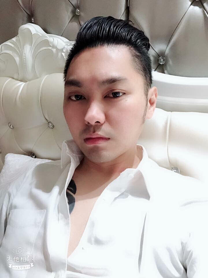 鄧佳華昨日在FB發文寫下:「離開舒適圈,新工作要穩定的做」,讓網友們紛紛一頭霧水,好奇他不是早已和連千毅簽約,日前還傳出要讓他進軍日本AV界成為男優的消息,為何如今又突然提出離職。 而連千毅也相當不滿的在直播中爆氣表示:「鄧佳華說他是藝人,要去找兼職工作,請問你是藝人嗎?」、「他說他要交朋友,說公司不能限制他交友…你整天在把妹,你認爲那是交朋友嗎?」,還透露原本有廠商要請他代言和牛,但看到鄧佳華前日在直播的脫序行徑又取消了。 此外,連千毅更喊話要鄧佳華記得出席21日的演唱會,否則將會直接提告,但也表示從此之後會開始冷凍他,除非等到他和經紀人認錯才有得談。 連千毅表示人是自己一手栽培的,因此寧願讓他去當清潔工,也不願意讓他再在其他直播台、業界、YT露臉:「誰給他工作,我就寄存證信函、誰給他工作我就告」、「有沒有鄧佳華我一點都沒差!」 據《ETtoday》報導,鄧佳華的經紀人透露他想離開的主因,一為被公司限制交友、二則是因為被公司設定成丑角,不夠帥也不夠受大眾喜歡,而鄧佳華也透露目前已通過物流公司的面試了,很快就會去上班。 而鄧佳華當時和連千毅公司簽下了3年的合約,據悉若有毀約行為則需賠償2000萬元新台幣。也讓網友紛紛搖頭:「你太無情了」、「枉費人家連董願意栽培你」、「超沒良心」、「沒信心就不要一口氣簽3年啊」、「坐等被告」。