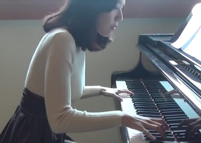 小Pan日前因Cosplay成《鬼滅之刃》女主彌豆子,演奏主題曲《紅蓮華》而再度爆紅,除了擁有姣好火辣的身材外,更是彈得一手好琴,而不露臉演奏也給了觀眾們滿滿的遐想空間,因此被廣大網友譽為是「台灣第一女YTR」,更在YT上坐擁208萬粉絲。 雖然網路上曾流傳過一張疑似是小Pan本人的照片,但至今都未獲得證實。而昨日小Pan突然在頻道上傳了一支新片,罕見露臉的她讓網友們又驚又喜,更有人在PTT上發文寫下:「大震撼!pan piano露臉了!」 結果才發現原來小Pan這次是Cos成人氣動漫《名偵探柯南》中「身份未明的犯人」,而衣服上的表情也成為亮點。只見她「露出」一雙大眼和一口潔白的牙齒,讓粉絲們都笑翻了。 而她本人更是十分入戲的以鬼鬼祟祟的方式登場,更從鋼琴後拿出一把玩具刀,模樣相當逗趣。 雖然此次的服裝相較以往的「保守」,但因穿著緊身衣的身材曲線更加明顯,也觀眾們看完後直呼過癮。不少人紛紛留言:「哈哈哈,鼻子歪了啦」、「眼睛超級大的啦」、「笑死,小P又突破自我了」、「我以為又是統神端火鍋」、「黑絲、緊身、大眼,我可以!」、「有種莫名的喜感」、「第一次看他的影片,肯搞笑的正妹大加分!」