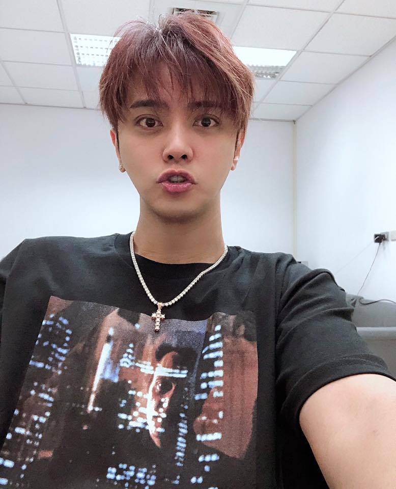 羅志祥被爆出喜歡「多人運動」的負面消息後，名聲一落千丈，而他的好搭擋「愷樂」也被爆出與他有不正當男女關係，遭到網友唾棄，兩人因此雙雙消失在螢光幕前。除此之外，羅志祥先前又被爆出在自家頂樓違法加蓋「游泳池」一事，再度讓網友痛批。  但羅志祥的「師傅」孫德榮，在去年與他終於破冰，他也頻頻預告愛徒即將在自己的節目上「復出」，對此民眾意見相當兩極。  昨日羅志祥在YT上傳一支影片，只見他喬裝成清潔人員，戴上口罩和帽子，並找來了Under lover成員楊琳一起做街訪，想親耳聽到民眾對於他的看法。  街訪過程中，有不少民眾對鏡頭坦言現在提到羅志祥就會想到「時間管理大師」，也有人狠狠嗆他：「不要再亂蓋游泳池」、「是在渣什麼東西的」，更有人揶揄他「應該可以不用復出了」，讓羅志祥在一旁聽完表示：「還好是開玩笑的，差點哭出來」。  但此外大部分民眾卻認為，認為羅志祥的作品與私生活是兩回事，表示只要他拿出誠意，仍會「給他一次機會」，更有不少人暖心的給了他一個擁抱，讓他相當感動。面對著外界的所有指教，羅志祥虛心表示自己「會改進」，也相當敢謝那些仍然支持他的粉絲。  網友們看完也留言鼓勵他：「加油，親自面對真的不容易」、「老實說我還是很欣賞你的才華，希望你可以儘快復出」、「看到影片很感動，願意改進是好事」、「誰不會犯錯，不要過度檢視藝人私生活」、「加油！我們都願意再給你一次機會」。