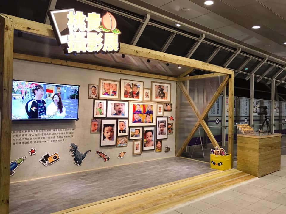 網紅蔡阿嘎為了慶祝寶貝兒子「蔡桃貴」2歲的生日,不惜砸下百萬包下捷運三重站「8個月」,來打造蔡桃貴主題捷運站,消息一出讓許多「貴粉」歡呼,但卻也引起其他網友的反彈,紛紛不滿表示「為何要強迫我們看你小孩?」 號稱台灣最萌網紅展的「蔡桃貴展覽」,於109年7月18日開始舉辦,將結束於110年2月28日,為期長達8個月的展覽也吸引了全台各地的粉絲前來朝聖。大家也紛紛與桃貴看板拍照後在IG上打卡,掀起一波熱潮,粉絲們紛紛留言「超可愛的啦」、「好想看看桃貴本貴」、「整個車站變得很可愛很溫馨耶!」 但PTT及Dcard上也有網友不滿,批評蔡阿嘎是在消費嬰兒,認為若是要大肆慶生的話,其實還有其他更好更「不擾民」的方式。也留言撻伐「這什麼莫名其妙的主題…」、「要不要乾脆蓋廟讓大家去拜拜」、「為什麼通勤要看你的賺錢工具成長史啊」、「為何不是租一個展演空間啊」、「請問3歲生日要辦在哪個站 我先避開」 因為展覽事件,蔡阿嘎被冠上「曬娃魔人」、「消費嬰兒」等稱號,形象大受打擊。但蔡阿嘎在8月21日上傳一支名為《YouTuber就活該倒楣要被酸、被公審》的影片,談論酸民文化是否合理時,卻誠懇表示只要再不傷害到家人的前提下,他願意接受一切網友的指教,也認為批評是成長的動力,但也希望大家能夠給予更有「建設性」的意見讓他改進。許多網友看完後也紛紛留言力挺「阿嘎EQ真的很高」、「我看完直接黑轉粉」、「這就是公眾人物該有的氣度!」