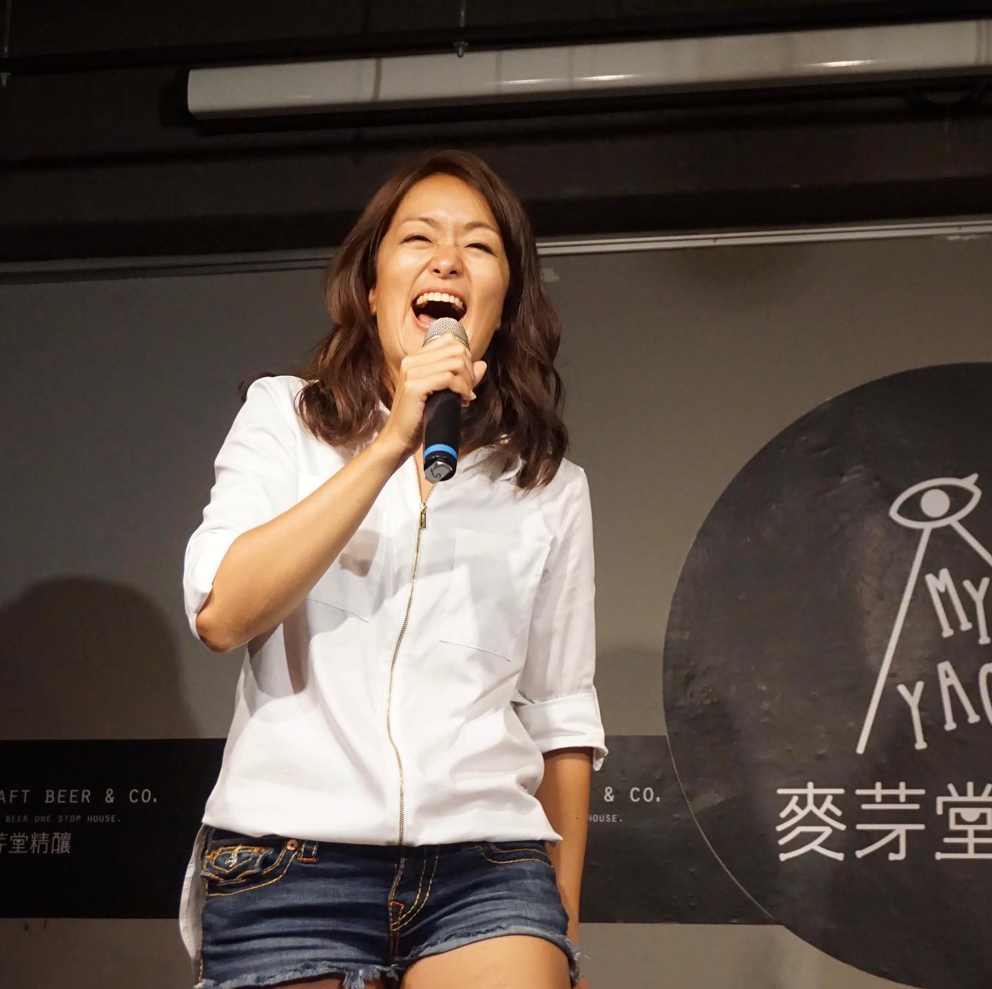 另外凱莉還有一個聽起來超神秘的稱呼，就是「邪教教主」，原來是因為她所經營的Podcast「百靈果」實在是擁有太致命的吸引力了，不少人聽完一次後就會莫名成為死忠觀眾徹底淪陷。而內容的豐富也來自於凱莉精彩的人生經歷，她不僅僅是政大畢業，還拿到了加州蒙特利國際研究學院會議的「口譯碩士」。除此之外，凱莉參加過學運抗爭，甚至還到中國念過書，也讓她想把許多國際政治觀帶進台灣，如此富有內涵加上搞笑個人風格的融合，讓她理所當然的受到了許多人的追隨。