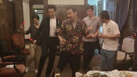 桂綸鎂出道至今演出了許多紅極一時的電影，包括超經典的《藍色大門》、《不能說的秘密》、《女朋友。男朋友》…，以及去年口碑爆紅的黑色喜劇電影《腿》。一向給外界清新形象的她，日前卻被中國網友挖出一段相當崩壞的影片。   只見影片中，桂綸鎂與藝人胡歌、廖凡以及數名導演等人開心聚餐，只見餐桌上擺滿了數十瓶酒，而一群人則站起來開心的大跳「廣場舞」。其中可以看到桂綸鎂一手拿著菸，另一隻手則高舉著酒杯，神情自若的與大家一同熱舞，不時還舉起手中的菸狂哈，如此熟練的吸菸動作讓網友笑稱這一定個「老煙槍」了。  最後桂綸鎂與身旁男子尬舞，其中還不小心跳到上衣滑落，幾度露出香肩。最後助理前來收走她與胡歌手上的菸時，桂綸鎂更依依不捨的猛吸幾口才交了出去。  與螢光幕前反差超大的行為引起部分網友不滿，表示：「有種跌落神壇的感覺」、「這…這太衝擊了，無法接受」、「小鎂竟然會抽煙？！」  而事後才發現這應該是電影《南方車站的聚會》的片段之一，而一群人跳的則是裡頭的舞蹈「十六步」，也有粉絲認為：「喜歡這樣自然不做作的女生」、「只要不吸毒不犯法，有什麼不可以」、「自然就是美」、「法律有規定女神不可以抽菸嗎」、「藝人也是人，私下放鬆怎麼了嗎？」、「沒必要去干涉藝人的私人習慣吧！