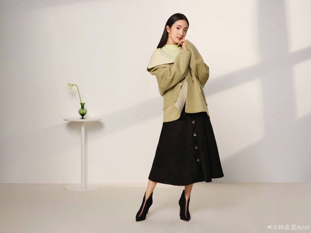 微博上日前出現許多有關林依晨的影片，但大多都是林依晨以往的錄影片段，再加上「自製」的字幕。其中就有傳言提到，林依晨每日都要早起陪公婆用餐，還要送公公去上班。此外，更有人加碼造謠林依晨老公偷帶嫩模回家，並把林依晨趕回娘家去。  這一系列謠言也對林依晨造成了相當大的困擾，讓她終於忍不住發文澄清。她在微博上寫下一篇標題為「我不卑微，他也不渣」的6點聲明文，也逐項解釋了大眾的所有臆測。  其中大家最關心的「公婆問題」，林依晨則表示：「家人的早餐自始至終都是婆婆做的…我頂多是有一搭沒一搭的幫忙」，也強調自己常常都是睡到自然醒，並不像網路上所說的要「早起跟公公問安」那樣。  此外她更強調：「所有認識的人都知道我嫁進的絕非『豪門』，但絕對是『好門』」，透露婆家待他如親生女兒，因此才出面聲明，不忍家人為謠言所困擾。  與林依晨相識12年多的好姐妹「楊丞琳」，昨日更在微博上轉發了她的文章，並相當無奈的寫下：「聽聽當事人的聲音，好嗎…」，也讓網友大讚：「不愧是丞哥，霸氣！」、「這真的是好閨蜜」、「最喜歡的晨琳CP」、「演藝圈中能勇敢為好友發聲的不多了」。