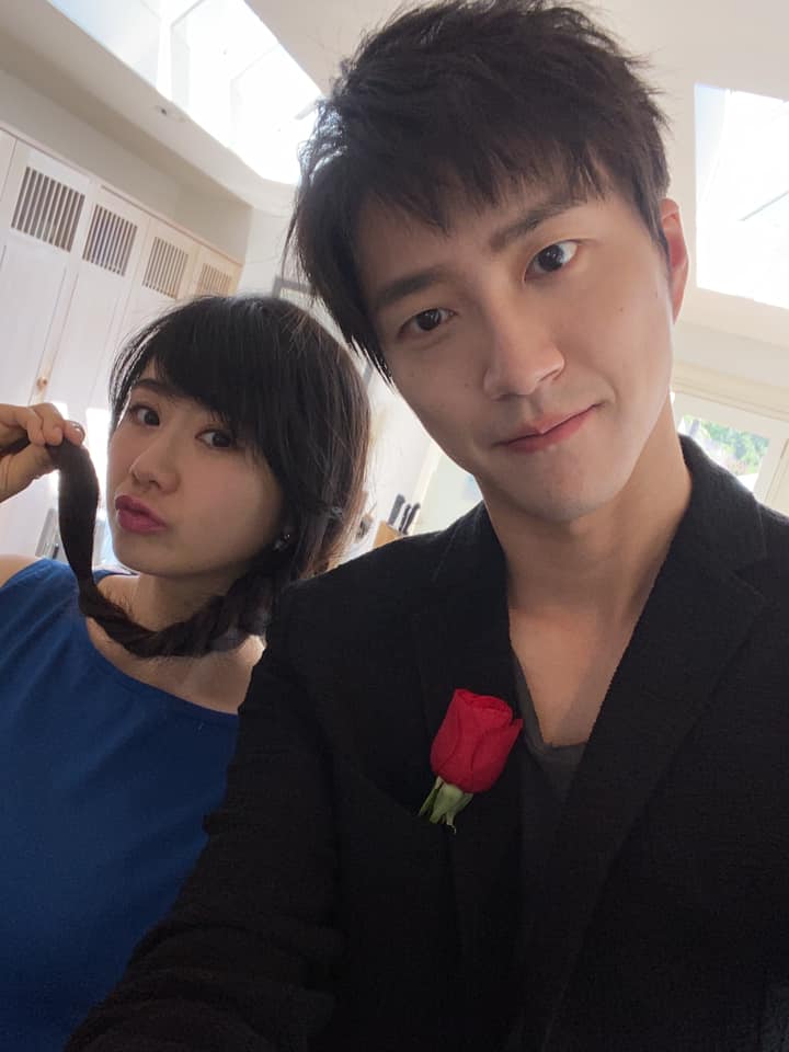 福原愛與江宏傑結婚近5年,一直是眾人公認的模範夫妻檔。但在婚變風波爆發後,日媒《週刊文春》曾踢爆兩人甜蜜婚姻下的假象,透露江宏傑在婚後多次對福原愛言語暴力,包括罵她妓女、婊子…等,加上江宏傑家人將福願愛視為「金雞母」,並長期對她進行精神虐待。 而《週刊文春》3月底也再次爆料,福原愛友人透露她已找好律師,準備向江宏傑提起離婚訴訟;而江宏傑也向她表明「不會把孩子給你」。23日福原愛終於透過事務所回覆:「謝謝他提供協議的場合,對於孩子,我想要選擇最好的方式,請大家繼續溫暖的守護我們!」 消息傳出後,在微博上引起熱烈討論,不少網友紛紛支持福原愛離婚,原因是認為:「台灣對於『老婆』這個角色很不友好…只能說台灣大環境下女性地位還是挺低的」、「你得能伺候夫家一家老小,不然就要被罵或被打或罰」、「重男輕女很嚴重」。 同時許多人也紛紛「恭喜」福原愛:「擺脫心機男,加油」、「趕快逃離魔爪,你值得更好的」、「你應該嫁給東北漢子,不是嫁到台灣」、「恭喜妳離婚,趕緊逃離台灣吧」。
