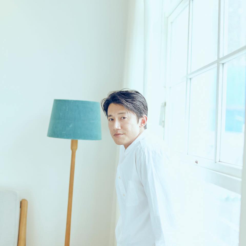 據《聯合報》報導，吳慷仁日前出席新電影《我沒有談的那場戀愛》宣傳會後，主動透露今年會回高雄老家過年，由於女友邵雨薇也是高雄人，因此記者又追問他「會不會去女友家拜年」時，吳慷仁則害羞大笑，不願多做回應。  昨日吳慷仁在FB曬出與親戚小孩們一同開心過年的照片，他表示小時候最期待的就是過年發紅包的時候，美好的記憶中的畫面都會存在心裡。因此長大後，吳慷仁一直覺得自己同樣也想留給身邊的孩子們美好的回憶，因此決定當一個「發給他們紅包的大人」。  「看著他們長大，記得曾經有個非常帥的叔叔都會給他們紅包」，吳慷仁還幽默表示講了這麼多，只是為了鋪梗「非常帥」這三個字而已。  但話鋒一轉，吳慷仁表示再過幾年，他就會開始慫恿這些孩子們玩「21點」，把這些紅包錢贏回來。同時也PO出與孩子們搞怪的互動，其中他與小女孩們的互動相當溫馨，不僅大方給出紅包、輕輕地給了一個擁抱，還想騙一個「親親」。但與男孩子的互動可就不一樣啦！只見他小男孩「倒栽蔥」，搭上一個僵硬無奈的表情，讓粉絲們都笑翻表示：「男女真的差很多」、「他長大看到後情何以堪」、「叔叔就是這樣騙親親的嗎」、「感覺小孩傻傻的被玩得很開心」。