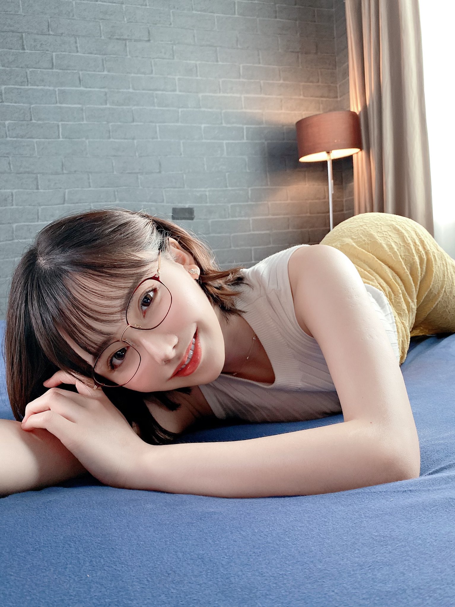 日本超人氣AV女優深田詠美自「重新出道」以來,由於甜美的臉蛋加上超精湛「演技」讓她瘋狂圈粉,在Twitter上有150多萬追蹤的她,也時常和粉絲們聊天,超搞笑的性格也讓她被封為「大喜利女優」。6月時她在Twitter上發出一篇「誘惑文」,不料粉絲都相當認真的歪樓,讓她超級崩潰。 深田詠美在深夜發出一張超性感「教師風」自拍,照片中她穿著超透色襯衫,再搭上撫媚的表情寫下:「無論什麼問題,我都可以教你喔」,這句明明聽起來十分誘惑的台詞,卻被底下網友「搞砸」了。 竟然有網友很認真地問起了專業艱深難懂的問題:「您好我是從事金屬研磨的工作的,從 80 目到 2000 目的砂紙我都試過了,還用了 3000 目的複合材料,但這個銜接處還是怎麼樣都弄不好,請問我該怎麼辦呢?」 「汽車的引擎裡斷了一根線束,請問老師知道這是什麼線嗎?雖然斷了但引擎依然還是可以運轉,這條線是不是繼續這樣放置不管也可以呢?」 底下充斥了各式各樣的程式、數學、電機問題,讓整個留言串變成了「Yahoo知識+」,加上大家問問題的語氣十分認真誠懇,讓深田詠美簡直傻爆眼,才尷尬的回覆:「那個⋯什麼都能教也不是這個意思啦⋯」、「這裡不是Yahoo知識+啦…」,超展開結局也讓網友紛紛笑炸。