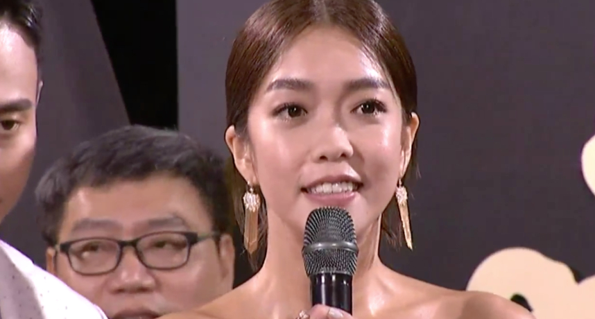  大霈今天身穿一襲亮片禮服，小露性感的落肩低胸設計讓她看起來更加閃耀動人！面對這次入圍，大霈坦言最感謝的人就是導演了，雖然她曾自嘲在拍攝期間，導演對她根本就是3天一小罵、5天一大罵，但也是這樣的磨練才讓她的演技如此亮眼。  面對其他強勁的最佳女主對手，大霈也十分自信相信今年一定能在金馬獲得佳績！