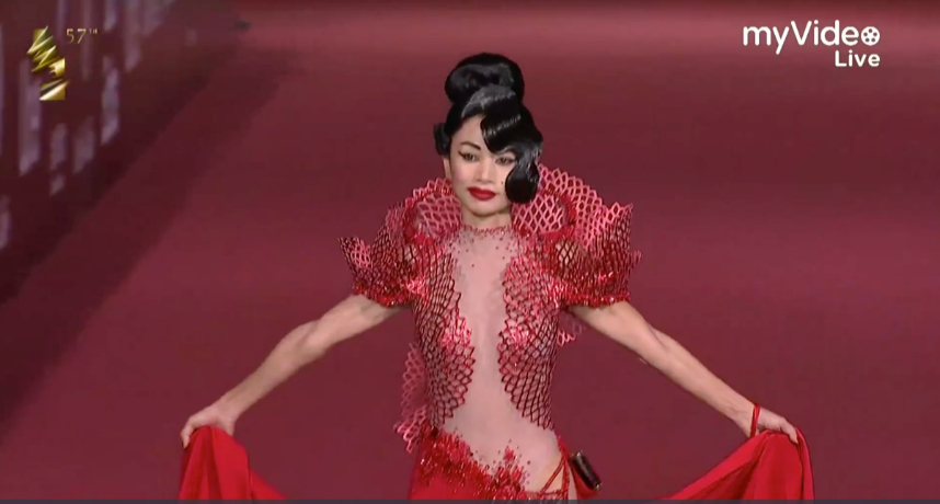 白靈在台隔離期間也引起粉絲極大的關注，她常常在IG上大秀性感辣照，還不時露出南半球的大放福利。日前白靈出席《墮胎師》金馬首映時，胸前的「透明布料」讓大家鼻血直流，但因為裙子太長讓她頻頻彎腰拉裙擺，還大方對媒體表示：「放心，衣服很緊雙乳不會掉出來的」  今日白靈身穿大紅色透視禮服，身後還拖一條超長裙襬，上面還寫上了「愛與和平」，造型十分吸睛。白靈接受訪問時也表示自己很珍惜來台的機會，服裝的精緻度也顯現出了她對金馬的注重，不論今天結果如何，都希望下次還能繼續參加。