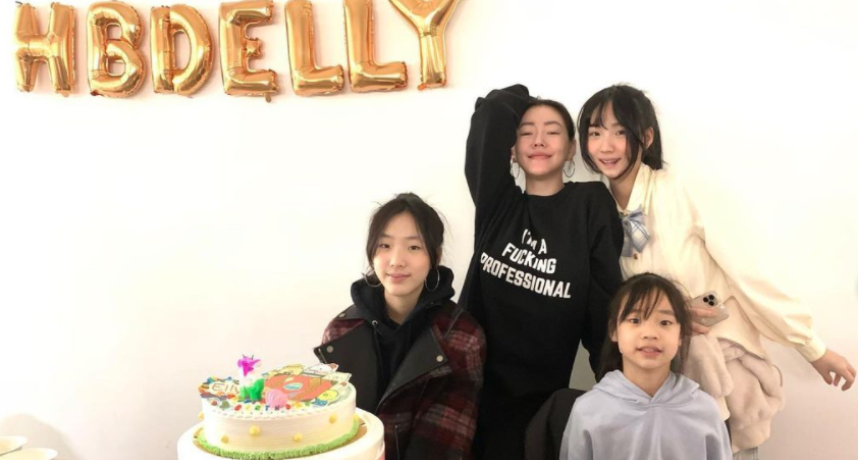 小S擁有3個女兒，其中老大Elly與老二Lily也追隨媽媽的腳步，漸漸踏入演藝圈中，超前衛的超模長相也讓網友們羨慕表示：「一家都是美人」、「3個女兒都是高級臉」、「不得不說小S基因超好的」。  雖然已經是3個孩子的媽了，但在小S臉上卻幾乎看不出歲月的痕跡。昨日小S在IG上曬出兩張自拍，並寫下：「年前最後一個工作順利結束，拍得很棒！很開心！」、「這是回家卸妝洗完澡的樣子，要好好大睡特睡！」，粉絲們看完後不禁大呼：「這是42歲的臉？！」、「太不科學了，怎麼越活越年輕的感覺」、「好羨慕！跪求保養方法」。  但底下也有眼尖網友發現，小S似乎有了「白頭髮」，對此小S則輕鬆表示：「幾根我懶得管，年紀大了就會長白髮啊！幾根就染也太傷了吧！」絲毫不避諱被問到這樣的問題，此外也有網也打趣問他：「今天有洗頭嗎？」，小S則一本正經的回應：「第二張頭髮那麼蓬鬆，洗了」。  而關於近日超夯的新社群軟體「Clubhouse」，有超多網友敲碗希望小S也可以下載來和大家聊天，紛紛表示十分懷念《康熙來了》中，小S與蔡康永的主持模式，對此小S則好奇詢問：「去那要幹嗎？聊天嗎？」，粉絲則揶揄她：「不然要去跳舞嗎？」、「快點上來分享你的保養方法啦！」