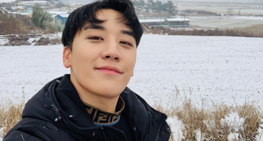 李勝利前年被爆出多項罪證，如：海外洗錢、性交易、賭博、挪用公款、教唆暴力…等，多達9宗罪項，成為K-pop中涉案程度最大的案件。當時消息爆發後，震驚南韓演藝圈，許多勝利的粉絲也痛呼「太失望」，無法接受偶像如此荒唐的行徑。  26日時，「勝利案」再度招開第11次的軍事審判，而先前因為「勝利聊天群」曝光後，其中的涉案藝人「鄭俊英」此次也被警方要求需出庭作證。  開庭一個多小時後，鄭俊英終於自首，自己是因緣際會下在香港認識勝利，並且也曾透過勝利的牽線，介紹了一位媽媽桑讓他「買春」。此外鄭俊英也承認曾經在群組中，看過三張勝利上傳的「女性裸照」，並且表示從角度看來，很像是勝利本人「親自拍下」的。  但除此之外，鄭俊英被問到其他相關問題時，僅以「不太記得了」、「不清楚」等說詞含糊帶過。最後還有一件大中最關注的勝利「教唆暴力打人案」，鄭俊英則模糊表示，自己當時似乎有聽到現場有叫囂聲，但其他的詳細情況並不清楚。  而鄭俊英的性侵案在去年終審結果出爐，確定判刑五年，而身為名人的他在拘留所中日子也相當不好過。據節目《聽到傳聞show》報導，曾訪問過一名與鄭俊英同拘留所的犯人，他透露裡頭有幾位「大哥」時不時就會要求鄭俊英「站起來唱歌」，鄭俊英也每每照做，感覺得出來相當害怕。