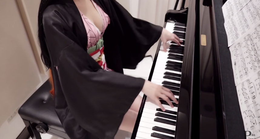 小Pan日前因Cosplay成《鬼滅之刃》女主彌豆子，演奏主題曲《紅蓮華》而再度爆紅，除了擁有姣好火辣的身材外，更是彈得一手好琴，而不露臉演奏也給了觀眾們滿滿的遐想空間，因此被廣大網友譽為是「台灣第一女YTR」，更在YT上坐擁208萬粉絲。  雖然網路上曾流傳過一張疑似是小Pan本人的照片，但至今都未獲得證實。而昨日小Pan突然在頻道上傳了一支新片，罕見露臉的她讓網友們又驚又喜，更有人在PTT上發文寫下：「大震撼！pan piano露臉了！」  結果才發現原來小Pan這次是Cos成人氣動漫《名偵探柯南》中「身份未明的犯人」，而衣服上的表情也成為亮點。只見她「露出」一雙大眼和一口潔白的牙齒，讓粉絲們都笑翻了。 而她本人更是十分入戲的以鬼鬼祟祟的方式登場，更從鋼琴後拿出一把玩具刀，模樣相當逗趣。  雖然此次的服裝相較以往的「保守」，但因穿著緊身衣的身材曲線更加明顯，也觀眾們看完後直呼過癮。不少人紛紛留言：「哈哈哈，鼻子歪了啦」、「眼睛超級大的啦」、「笑死，小P又突破自我了」、「我以為又是統神端火鍋」、「黑絲、緊身、大眼，我可以！」、「有種莫名的喜感」、「第一次看他的影片，肯搞笑的正妹大加分！」