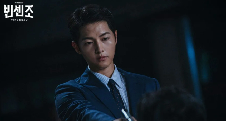 《黑道律師文森佐》的取材相當實際，從影片中反映出了許多韓國社會的現況，如司法不公、財閥角力、政治黑暗…等許多問題。題材雖然時而沈重，但是其中也仍然有許多搞笑、幽默的情節，整體節奏力度掌握的恰到好處。  因此小編整理出《黑道律師文森佐》的相關資訊： 劇情大綱 角色簡介 分集名場面：第一集/第二集/第三集/第四集   劇情大綱 原生活在義大利的黑手黨法律顧問文森佐卡薩諾（宋仲基 飾），因組織老大過世後內部發生糾紛，讓他選擇回到韓國拿走藏在某棟建築物下，高達好幾噸的黃金。  不料回國後的他卻被捲入一場利益鬥爭中，個性沈穩的文森佐這時遇上了瘋狂的女律師洪車瑛（全汝彬 飾），兩人甚至還成為戰友，決定用法律制裁那些無惡不作的企業財閥，究竟在共同對抗的過程中，各型迥然相異的兩人會擦出怎麼樣的火花呢？   主要角色簡介  朴柱亨 / 文森佐卡薩諾 （宋仲基 飾）  文森佐是名韓裔義大利人，而他本身除了是位律師外，同時也是黑手黨「卡薩諾」家族的顧問。  文森佐雖然外表看似冷血，但是卻對於自己的前任老大相當忠心，甚至在他死後還願意幫助他完成遺願。但因遭到新任老大的忌恨，讓他不得不回到韓國。  原本一心只想完成囑託的他，竟然在這裡遇到了流氓女律師，兩人也再一次一次的合作中，悄悄擦出了火花。  洪車瑛（全汝彬 飾） 被許多視為流氓、惡魔的女律師洪車瑛，在全韓國最頂尖的律師事務所。可是頂著這樣光環的她對於「正義」卻不感興趣，她看事情只在乎利益，也成為財閥們最愛的王牌律師。   張俊宇（玉澤演 飾） 海歸回來的高才生，目前與洪車瑛在同一個律師事務所工作。看似身為普通實習生的張俊宇其實大有來頭---巴別集團會長。  儘管工作能力不太出色，但是他卻相當仰慕前輩洪車瑛，因此張俊宇不放過任何一個可以跟前輩相處的時間，甚至希望兩人日後能成為「最佳工作拍檔」，結果這盎的願望卻在文森佐出現後全部都亂套了，究竟焦急的他會怎麼挽回呢？   洪有燦（劉宰明 飾） 是一位善良、體貼平民的律師，也是洪車瑛的爸爸。雖然兩人是父女，但卻在工作上走向了截然不同的道路，洪有燦對於每次看到女兒都為壞人辯護感到心碎與不捨，因此兩人經常發生口角，關係相當不合。  張韓瑞（郭東延 飾） 年紀輕輕就成為了巴別集團會長，但卻有著相當恐怖以及變態的行徑。例如因為他自己天生沒有辣味味覺，因此他只要遇到不順心的事，就會召集所有股東，並強迫他們吃辣作為懲罰。   韓勝赫（趙漢哲 飾） 是頂級律師事務所的合夥人，雖然擁有超強的工作能力以及靈活聰明的腦袋，但他卻相當瞧不起普通老百姓，內心只被利益所驅使。  除此之外，韓勝赫擁有著超級強大的人脈，遍佈政商、媒體界，幾乎可以一手遮天的他在遇到文森佐後終於第一次踢到了鐵板，究竟他會做出什麼事情來解除這個障礙呢？   第一集  經典畫面 洗澡水忽冷忽熱 疲勞一天的文森佐到了黃金廣場後，原本想舒舒服服洗個熱水澡，卻不料水龍頭不是突然沒水，要不就是只有冷水，讓他相當煩躁。最後好不容易終於調出水了，卻又把他燙的哇哇大叫，別無選擇的他只能強忍著疼痛趕緊洗完。當然啦小編知道水溫根本不是重點，而是第一集男主就大秀胸肌腹肌實在是太刺激了（擦鼻血   捲尺輕鬆制敵 巴別集團為了收購「黃金廣場」，因此找了許多混混前往鬧事。這一幕卻被文森佐看到了。 面對著一群氓的挑釁，見慣大場面的文森佐絲毫不害怕，最後僅僅用了一把「捲尺」就勾住帶頭的老大，並狠狠把他甩出了窗外，最後他也用流利的義大利文直接開嗆對方，表明自己總有一天會把這棟樓搶回來。  第二集  經典畫面 威脅要把對方做成肥料  為了跟巴別集團的開發組組長見面，文森佐欺騙對方上握有他的「檢舉信」，因此順利通關進入了對方的辦公室。 一開始文森佐與洪有燦原本打算跟對方和談，不料對方態度相當強硬，還相當不恥，徹底激怒了文森佐。  文森佐把組長狠狠壓住，並咬牙切齒地在他耳邊恐嚇他：「如果這裡是義大利，你們大概已經神不知鬼不覺的變成了葡萄園的肥料」、「然後被釀成廉價紅酒，擺在店裡買一送一促銷」，超兇狠的行事手法，簡直就像是在復刻經典電影《教父》的場景，十分經典。   第三集 經典畫面  文森佐自從住進黃金廣場後，就發現那裡義大利麵餐廳的主廚其實是個騙子，文森佐揭穿了他根本就沒有去過義大利學廚藝的謊話。  這次主廚很得意地告訴文森佐，他昨天晚上在派對上做的義式Pizza深受大家喜愛，因此文森佐要求也給他來一份一模一樣的。不料文森佐吃了一口之後還是吐了出來，更嘲諷他：「看來羅勒葉跟起士真在保持社交距離是吧，味道完全不相融合」、「另外番茄是在居家隔離嗎，根本嚐不出味道啊」  文森佐依然掏錢買單，並在走之前恥笑主廚做的根本就是「Pizza形狀的垃圾」。文森佐又幽默又嘴砲的台詞也是該劇的最大看點之一，比起露腹肌，不少觀眾直呼還是比較喜歡看文森佐罵人啦！  第四集  上一集文森佐和洪有燦一起吃飯時，被一台大卡車破窗撞入，而洪有燦當不姓當場喪命。  幸運活了下來的文森佐決定要揪出這一切的幕後主使，他與洪車瑛一起到了監獄，找到了那名貨車司機，並在各種威逼利誘下讓對方說出了幕後主使。  文森佐問到了答案後準備離開，但一旁的洪車瑛卻紅著眼眶表示，眼前的這個人就是害死她爸爸的人，但他卻什麼也不能做，只能看著對方之後逍遙法外。  此時文森佐突然靈機一動，對著囚犯大叫「謝謝你的配合，讓我們揪出幕後主使」、「根據你提供的證詞，我們一定會重新調查」，而此時被安排在貨車司機旁的獄警正是幕後主使安排的眼線，得知他已經出賣了自己後，當晚卡車司機就在獄中「意外而死」了，看到這也不得不佩服文森佐的機智，他明白如果腐敗的法律沒辦法執行正義的話，就讓壞人們想辦法去自相殘殺。  一直以來大家都以為巴別集團的會長張韓瑞是策劃人，因為他個性殘暴又變態。但其實他一直都只是一顆煙霧彈，真正的幕後Boss登場了，竟然是一直跟在洪車瑛身邊，並癡癡愛慕她的實習生「張俊宇」，這個超震撼的轉折竟然這麼早就公開，想必之後的劇情一定更燒腦更刺激了！