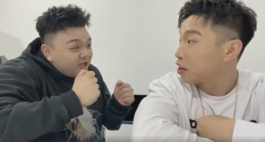 因參加選秀節目《中國有嘻哈》而爆紅的歌手艾福杰尼，昨日在直播中提到了近日爭議不斷的新疆棉花問題，本身就來自新疆的他也向大眾解釋：「我印象中棉花都是用機器採摘，不是用手」，似乎想澄清有關血汗棉花的製造過程。  此外，艾福杰尼更極力向觀眾推薦新疆棉被：「這個蓋一下之後，你就不會想改其他（棉被）的了」、「新疆棉被質量好、厚實、有安全感」、「只能蓋新疆被子睡著，其他被子蓋了都會失眠」。  中國網友們看完後也紛紛留言：「說得太好了，新疆棉花就是舒服」、「太喜歡艾福杰尼了」、「那是H&M不配用我們這麼頂級的棉花」、「瞬間被艾福杰尼圈粉了」。  事實上，新疆棉風波延燒至目前為止，已有高達40多名藝人緊急和相關品牌切割，其中不乏知名台灣藝人，如：羅志祥、歐陽娜娜、彭于晏…等人，引起台灣網友討論。  其他中國藝人如易烊千璽、楊冪、迪麗熱巴、Angelababy、王一博、周冬雨、孟美岐、宋威龍 …等人都緊急在微博發出聲明表示，國家利益高於一切，堅決抵制所有造謠、污名化中國的行為，因此將終止與所有涉事品牌的合作。