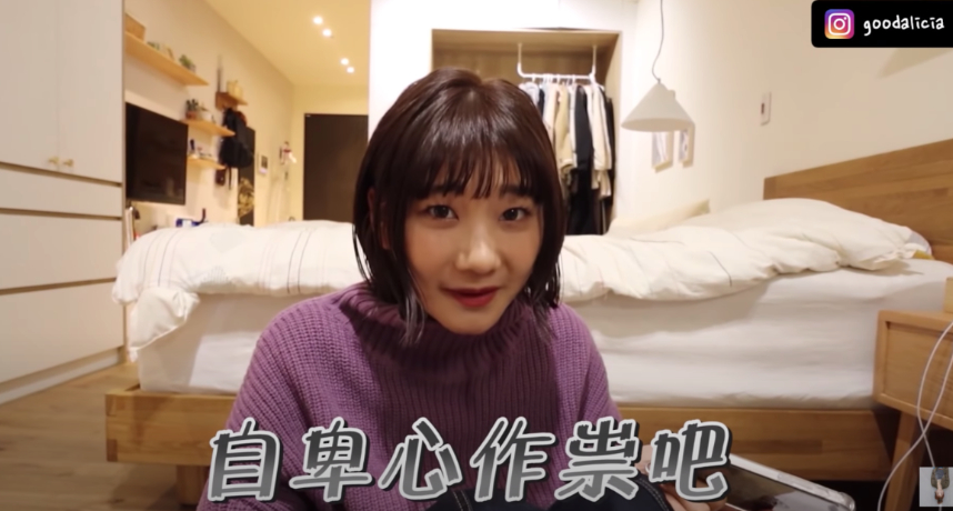 愛莉莎莎在影片《如何面對生涯中最低潮的一個月》中，提到了自己先前因槓上台大醫生「蒼藍鴿」一事，遭到許多網友謾罵，心情也因此相當低落。她表示自己最大的感覺是後悔，也害怕每天起床後要面對網路上的負評。  除了不愛出門，怕被路人認出來之外，愛莉莎莎更透露自己因為負面消息導致業配活動都被砍光，這個月也完全沒有收入來源，因此她才決定做「義工」來轉換心境。  影片中，愛莉莎莎在一個禮拜內參加了4個義工活動，包括幫助街友、2次到訪流浪動物之家，以及淨灘活動。而愛莉莎莎也將「肝膽結石」影片的盈利全部捐出，希望透過做善事可以讓自己靜快恢復心情平靜。  「透過跟這些人接觸，包著他們做一些事情，也可以感覺到自己是個有意義的存在」，愛莉莎莎表示經過一段時間的沈澱，她已經準備好可以繼續樂觀地面對世界了。  不少網友紛紛在底下留言鼓勵他：「這種勇氣很難能可貴」、「大家適可而止不要再追殺了，給她一次學習的機會吧」、「好心疼你，希望你可以繼續拍片」、「我真的覺得她好好反省了」。  但也有另一派網友持相反意見，直酸她這部片根本就是為了洗白：「又要討拍了是嗎」、「洗白還敢開盈利」、「感受不到誠意誒」。