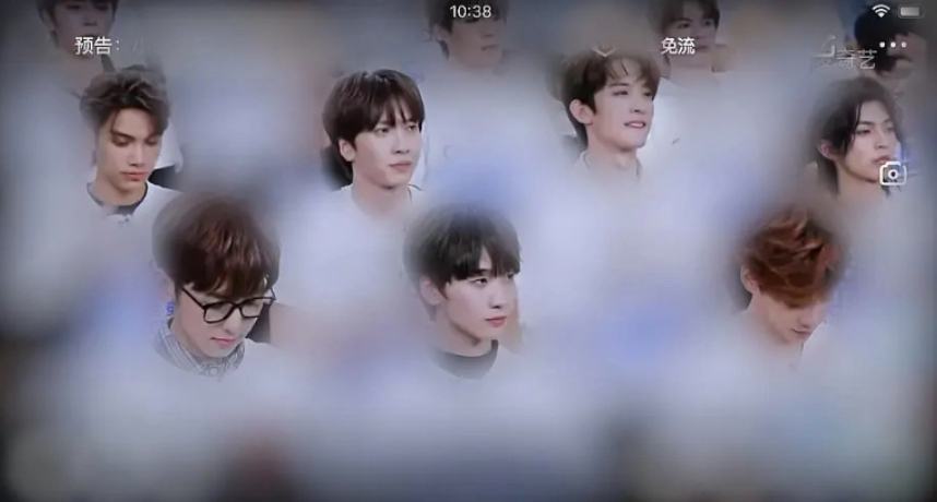 其中一直話題性不斷的大型選秀節目《青春有你3》，由於學員衣服等相關物品皆由運動品牌Adidas贊助，讓節目不得不先「緊急延播」。當時在微博的預告上出現一張「滿屏馬賽克」的畫面就引起熱議。  只見畫面中僅露出了學員們的「頭」，而頭部以下的部分全部都被加工處理過，Adidas的Logo更是完完全全「被消失」掉了。由於節目內容太過龐大，當時網友都在瘋狂討論究竟後製組會如何處理。  有人更搞笑表示或許可能會將整個節目「鏡像翻轉」，讓Adidas變成「sabiba」，也有人擔心節目是否有可能重新錄製。  而昨日答案終於揭曉，只見在微博上看見的《青你3》僅將學員胸口Logo打碼，且不管學員們怎麼跑跳，胸口的Logo始終都未曾露出半點。除了一名將衣服「穿反」的學員孫亦航不用打碼外，其餘59名學員都被塗上了滿滿的馬賽克，畫面相當滑稽。  對此中國網友大讚節目組的處理方式：「後期老師辛苦了」、「59個人…這工作量巨大阿！」、「該給技術人員加一隻雞腿了」、「孫亦航也是傻人有傻福」。  但台灣網友看完後卻紛紛大呼不可思議，由於此類狀況在台相當罕見，大家也留言調侃：「這是青春有碼吧」、「想起之前中國有嘻哈的刺青馬賽克了」、「實在有夠荒謬」、「滿出來的求生欲阿」。