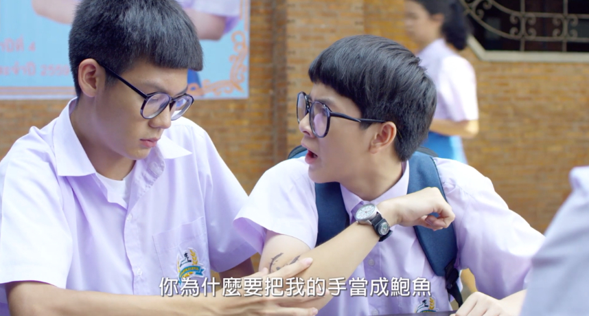 近期熱播的《禁忌女孩》對人性黑暗面刻劃的絲絲入扣，也讓人對校園片的既定印象不再只侷限於愛情，加上有許多對「性」的大尺度描寫，因此泰國校園劇也相當受到歡迎～  因此小編整理出5部泰國校園劇 / 電影： 《情竇初開15歲》 《模犯生》 《禁忌女孩》 《因為我們天生一對》/《假偶天成》 《荷爾蒙》  《情竇初開15歲》 對於青春期的少男少女來說，「性」一直是一個懞懞懂懂卻也十分禁忌的話題。但人性彷彿就是越不被允許作某件事，就越會想要偷偷嘗試。而導演也以「搞笑」的方式帶出了3個國中男孩的「日常煩惱」，包括怎麼偷看女生內褲、怎麼告白才能成功，甚至更進一步到了一些「學校沒有教」的18禁議題！  但後期的劇情也被網友吐槽太過暴走，才15歲的男女主角意外的擦槍走火，接著兩人也面臨到了懷孕、墮胎、休學、輿論的壓力，但這些劇情上的轉折其實也為整部喜劇提升了層次感，順便達到了些許的警示作用（？  《模犯生》 這部紅透半邊天的電影不用再多說了吧！ 沒看之前都不知道原來考試作弊還有這麼高超的手法（大誤！  已經很久沒有看到這麼刺激的劇情了，不管是在工廠裡差點被女主爸爸抓包、還是在考場馬桶水箱藏手機的部分，都讓人緊張的狂滴冷汗啊！只是最後女主願意坦承犯案重新面對自我的那一幕，陳述方式實在是太有深度了，完全沒有灑狗血的感覺。  雖然議題設定的稍微敏感一點，但是故事是根據真人真事改編而成，雖然劇情張力十足，但是卻在最後對人性以及教育制度和價值觀做了深層探討，十分值得2刷！  《禁忌女孩》 睽違3年再度更新第二季啦！2018年第一季播出時就引發不小話題，原本青春洋溢的校園生活其實背後竟藏著如此黑暗、泯滅人性的秘密，而女主角Nanoo在每集都會轉學到不同的學校，挖出學校中最黑暗的角落，原來白天受人尊敬的師長私下竟是性侵犯，而好朋友間也能因為互相嫉妒而做出喪盡天良的骯髒事？！  由於劇情內容太過寫實，不少網友紛紛猜測這不會也是「真人真事」改編吧，直接要你顛覆對學校的認知！  《因為我們天生一對》/《假偶天成》 近年來相當受歡迎的BL題材，故事描述大學新生大學新生Tine，在入學後遇到一名同性Green的追求。 而Tine為了擺脫Green，便找來Sarawat幫忙，並且加入音樂社，而看在他這麼誠懇的份上，Sarawat也終於答應假扮成他的男友。但兩人卻在這樣的相處下培養出了感情，但這樣曖昧不清的關係卻也導致了兩人的爭吵，究竟兩個大男孩會怎麼去面對這段感情？  這部純愛BL劇也橫掃了整個亞洲區，且為了滿足迷弟迷妹們的要求還出了甜甜的番外篇，甚至更拍成了電影版！但由於受到疫情影響，也讓上映日期推遲了，目前只能靜待官方消息，也祈禱疫情快快過去，讓大家趕快進戲院好好關賞！   《荷爾蒙》 同樣也是對校園中黑暗面有著深刻的描述，且尤其在第一季時特別著重於對「性」的描述，太過重口味的手法讓許多觀眾紛紛表示很衝擊。  但必須說這並不是一部爽劇，裡頭提到的各種「毒品」、「性病」、「背叛」、「校園霸凌」等元素都是有意義的，此外也注重主角們間的關係，一共有3季共39集，看完後會有種與主角們一起成長、一起共築信任與友情的感動。   最值得一提的就是這部劇的「代入感」相當強烈，因為觀眾所看到演員其實就真的是高中生，那股稚氣與神情其實很明顯，絕對比一般演員透過化妝再來扮演所給予的感覺來的真切！  該劇所賦予的教育意義也十分重大，導演也將所有想傳達給觀眾的想法一覽無遺的展露，十分值得討論和省思，也被稱為是最經典的泰劇校園片。