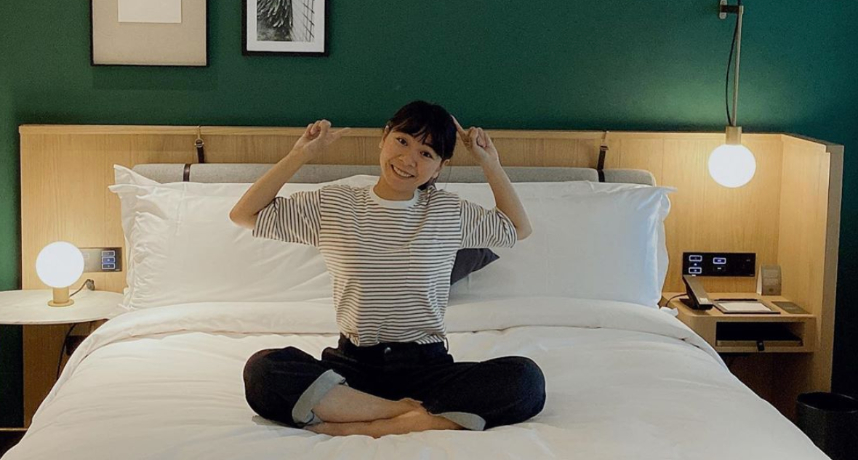 知名Youtuber愛莉莎莎在7月時與前室友Penny合拍影片，內容為開箱Penny在嘉義的「貧困老家」，該影片播出後廣受好評，許多人大讚Penny處事態度，也連帶讓她的頻道「小宅實驗」意外爆紅。  兩人來到Penny嘉義後，發現老家位置由於較為偏僻，因此一棟三合院的月租竟然只需1200元。走進住家內部發現，二樓Penny的房間裡沒有冷氣，一樓廁所竟然沒有門。而家中許多傢俱也都是將隨手可得的物品再利用，例如用塑膠繩充當曬衣架等等。  Penny在片中也展現出相當樂天的態度，強調自己「人窮志不窮」，也從未因為自己的家境而感到自卑，除了認真念大學，現今更與朋友合夥開設了一間設計公司，希望可以透過後天的努力改善家境，獲得網友一致好評，紛紛讚她「已追蹤你的頻道了 加油」、「你的心態也太棒了吧 值得鼓勵」、「我也想請你來接案」、「是個上進的孩子」。