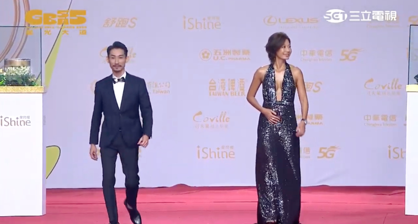 今年入圍金鐘55的藝人丁寧晚間來到典禮現場時，一襲深藍色亮片禮服搭上胸前的「超深V」造型立刻成為全場亮點。  丁寧在《公視人生劇展—殘值》一劇中演出女配角，由於精湛的演技讓她有機會入圍金鐘「迷你劇集（電視電影）」的最佳女配角獎。而劇中的男主角陳竹昇也順利入圍「迷你劇集（電視電影）」的最佳男主角獎，可謂是收穫滿滿。  丁寧除了「超胸」的禮服十分吸睛外，觀眾們也發現丁寧的膚色也超引人注目，十分好奇丁寧到底是曬黑了還是有抹油，也成為大家熱列討論的話題之一。