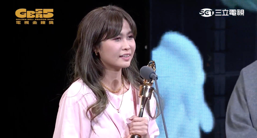 《綜藝大熱門》曾多次入圍「綜藝節目獎」，但也都鎩羽而歸，十分可惜。今年總算是滿載而歸，而製作人潘筱晴上台領獎發表感言時，忍不住情緒激動落淚，表示製作團隊為了這個節目真的付出太多，與十分感謝一路走來願意幫忙的人。  此外潘筱晴還爆料：「憲哥曾說，只要還在努力中的事情，就不算失敗」、「非常謝謝主持人，雖然憲哥曾經有請辭過」，但也幸虧憲哥沒有，才能造就今日的《綜藝大熱門》。  憲哥在旁也幽默安慰潘筱晴：「我們太辛苦了，我們也擔心等一下就沒有機會上台了」、「得獎跟沒得獎最大的差別是，得獎可以脫口罩」、「我們只為他一個做節目，就是她（製作人）的姊姊，她唯一的親人」，讓觀眾紛紛大呼：「大熱們得獎實至名歸」、「還好憲哥沒走」、「