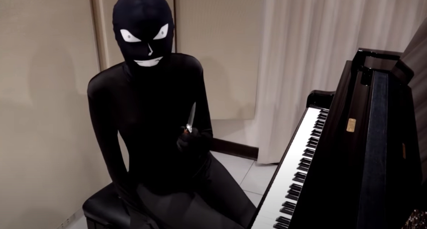 小Pan日前因Cosplay成《鬼滅之刃》女主彌豆子，演奏主題曲《紅蓮華》而再度爆紅，除了擁有姣好火辣的身材外，更是彈得一手好琴，而不露臉演奏也給了觀眾們滿滿的遐想空間，因此被廣大網友譽為是「台灣第一女YTR」，更在YT上坐擁208萬粉絲。  雖然網路上曾流傳過一張疑似是小Pan本人的照片，但至今都未獲得證實。而昨日小Pan突然在頻道上傳了一支新片，罕見露臉的她讓網友們又驚又喜，更有人在PTT上發文寫下：「大震撼！pan piano露臉了！」  結果才發現原來小Pan這次是Cos成人氣動漫《名偵探柯南》中「身份未明的犯人」，而衣服上的表情也成為亮點。只見她「露出」一雙大眼和一口潔白的牙齒，讓粉絲們都笑翻了。 而她本人更是十分入戲的以鬼鬼祟祟的方式登場，更從鋼琴後拿出一把玩具刀，模樣相當逗趣。  雖然此次的服裝相較以往的「保守」，但因穿著緊身衣的身材曲線更加明顯，也觀眾們看完後直呼過癮。不少人紛紛留言：「哈哈哈，鼻子歪了啦」、「眼睛超級大的啦」、「笑死，小P又突破自我了」、「我以為又是統神端火鍋」、「黑絲、緊身、大眼，我可以！」、「有種莫名的喜感」、「第一次看他的影片，肯搞笑的正妹大加分！」