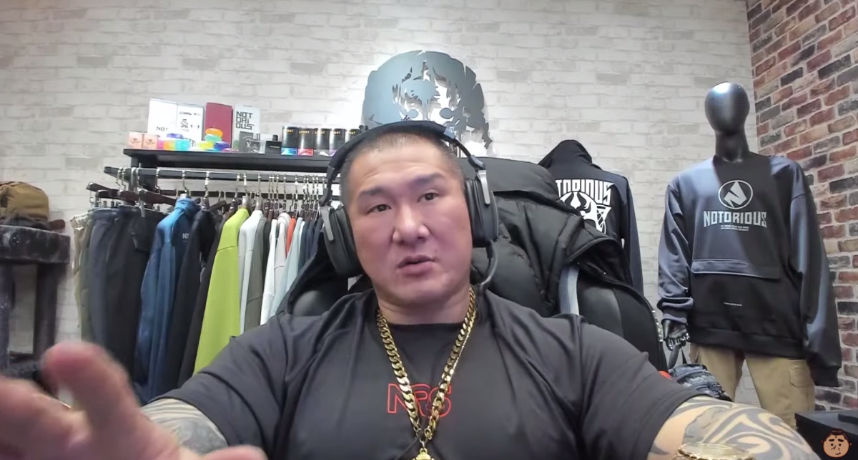 館長本身有創立品牌，販售許多健身相關的產品，深深受到健身民眾的喜愛。當然其中也不乏運動衣物。因此館長在直播中向觀眾喊話：「剛剛問了一下…確定衣服沒有使用新疆棉花」、「以前不會使用，未來也不會」。  此外館長也相當痛心地提及「新疆集中營」事件：「妻離子散、家破人亡，我只能這幾個字來形容」，也同情受難者們所遭遇到的悲慘經歷。  據統計，目前中國已有40多名藝人火速切割涉事品牌了，大家皆在微博上發出聲明表示「國家利益高於一切，堅決抵制所有造謠、污名化中國的行為」。但其中竟也發現不少「台灣藝人」的蹤跡，如羅志祥、彭于晏、張鈞甯…等人，讓館長相當不滿。  館長指出如今台灣的演藝生態分成兩卦，一掛是支持本土的網紅居多，另一派則是「中國台灣人」，館長更犀利批評這些藝人：「如果在中國不紅的話，就會回來舔台灣人的腳」  而先前才剛浮出水面的「羅志祥」也被館長點名：「我們多人運動哥，本來不愛國，現在又有點愛國，今天又壞壞了」，讓他直批這樣的藝人都是急著表現給中國網友看：「看有沒有機會回到大陸去賺錢」  最後館長也語重心長地表示，雖然有時候賺錢難免會遇到不得已的情況，但是還是呼籲大家可以老老實實地賺錢：「賺錢要有尊嚴的賺！」 超霸氣的宣言讓觀眾們相當感動：「不愧是我三公分霸主」、「阿館才是正港的愛台灣」、「我挺館長我驕傲」。