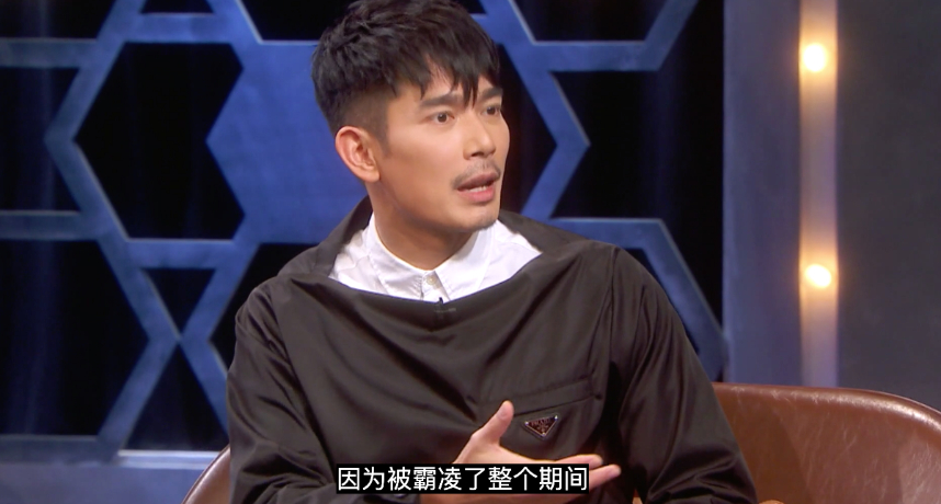 黃俊雄表示在那場戲中，對方飾演的是他的「大哥」，但是戲份卻沒有他的重，因此才被看不順眼。黃俊雄表示，在片場中曾多次遭到對方為難，也強調他很大男人：「我的包包放在一個角落，他可能就把他的椅子擺在那裡擋著」、「我就想為什麼他會做這樣的事，還是在拍攝的時候」。  此外，黃俊雄也控訴對方不斷對他言語霸凌：「在拍攝時，他做一些不專業舉動，他想讓我分心忘詞，他就會很開心說『你以為你是阿哥』」，此外對方更對他說出許多不尊重的話，讓黃俊雄終於忍無可忍，直接找來了監製等工作人員處理：「我還一邊生氣，但是一邊在流淚，因為被霸凌了整個期間」。  最後黃俊雄提到其實之後自己相當懊悔，為何沒有乾脆隱忍下來，但一方面又覺得若忍住了會很對不起自己，坦言當時的情況真的是進退兩難。  雖然黃俊雄在節目上未明言「對方」到底是誰，但根據他提供的線索，網友很快就分析出他應該是在指責與他一起合作過《天之驕子》的李沛旭。  而李沛旭所屬經紀公司除了回應了「清者自清」外，稍早李沛旭也PO文怒嗆：「一個台灣人『孤單』到一個『全部』都是新加坡人的地方…霸凌一個新加坡人？！」、「這個邏輯在哪？假如你是那個台灣人你會這樣做？」、「恭喜你紅了一點！」  但對於李沛旭的澄清，網友卻抱持著相當兩極的態度，有人翻出他先前與藝人「朱芯儀」的互動片段以及與王仁甫不合的傳聞直批：「以前不就排擠過人嗎？」、「這人品…」；但也有粉絲護航表示：「感覺就是對方在蹭熱度」、「希望黃俊雄發聲明直接指出，不要這樣影射」。