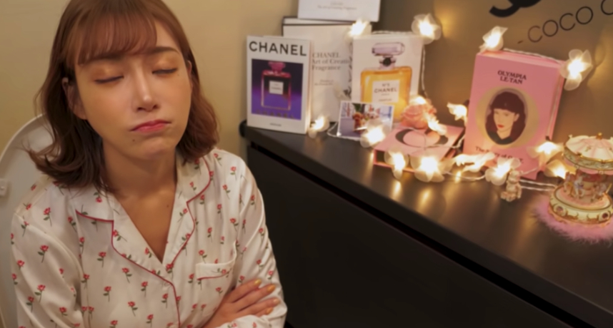 已經宣布從AV界引退的超知名女優「明日花綺羅」，現今將重心投入在泳衣、演藝圈、美容診所等副業中，都經營得有聲有色，讓網友大呼她簡直「穿起衣服賺更多！」先前明日花在YT上傳一支影片與粉絲們分享自己從早上起床後的生活，卻被網友罵翻她根本是來「炫富」的。  明日花在影片中大方曝光自己的睡顏，就連「上廁所」的畫面也佛心大放送，雖然沒有露出18禁畫面，但還是讓大家看得臉紅心跳。  梳洗過後明日花坐在客廳吃早餐，大方向粉絲自己的豪宅內部。而有人發現影片中明日花的精品包簡直堆成一座小山，各種國際知名品牌以及限定款都入鏡，因此有人懷疑明日花根本不是想拍Vlog親近粉絲，只是想藉機炫富，引發網友熱議。