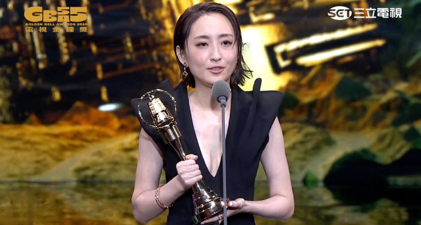 柯佳嬿先前就曾經靠著《必娶女人》拿下了金鐘影后寶座，因此理所當然的成為這次最有望角逐影后的人選。頒獎典禮開始前，許多韓國網友也在直播瘋狂刷留言，紛紛祈禱柯佳嬿能脫穎而出。  柯佳嬿上台發表感言時，看得出她難掩激動的情緒，曾幾度哽咽到說不出話來，柯佳嬿十分感謝工作團隊的所有人，也提到很感激導演不厭其煩的指導她。更高興能有緣能跟《想見你》的劇本相遇，最後也意外提到傷心事，柯佳嬿表示：「我覺得2020發生了很多事情，希望現在開始每一個人都可以多分享善意跟溫暖給身邊的每一個人」，似乎在指今年眾星殞落的消息，也讓觀眾聽完紛紛落淚大呼「真的太溫暖了！」