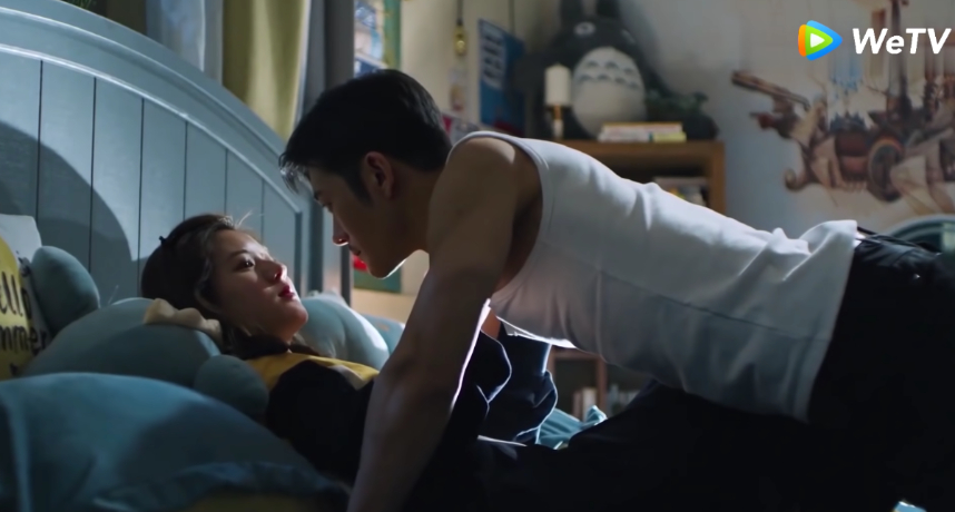 路晉到家後一直不開心勝男嘴上一直念叨他的弟弟，便坐在沙發上生悶氣。而顧勝男不想跟他賭氣，便起身準備去洗澡，還隨口問了句：「你待會要洗澡嗎？」  路總聽到後以為勝男在誘惑他，完全按耐不住激動的小鹿，一把抱起勝男丟到床上，就在觀眾以為要開車了的時候結果又停下來，小編真是氣到跺腳！