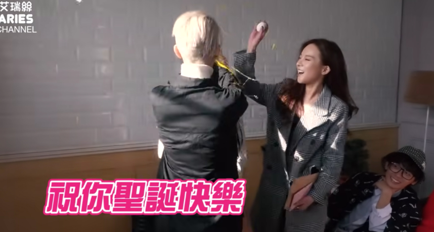 outuber美麗妄娜去年聖誕節前與好友奎丁一起餐加「交換禮物」遊戲，而片中美麗妄娜與奎丁竟然瘋狂「蛋洗」反骨成員艾瑞絲，還用她的衣服擦手，也讓網友痛批兩人簡直「超沒水準」。  先前奎丁受到邀請，和Joeman、酷炫、艾瑞絲、蕾菈、阿圓、小吳、瘋男、瑀熙等人玩聖誕節交換禮物。而奎丁突發奇想，決定將妄娜裝進行李箱裡，當成交換禮物帶過去。  遊戲最後是由艾瑞絲抽中了奎丁的「禮物」，就在大家驚見妄娜竟然從行李箱爬出來之時，她竟拿出雞蛋直接在向艾瑞絲頭部，連一旁的酷炫也受到波及。 影片播出後，網友對於妄娜在影片中的態度表示不滿，認為她不應該砸完人後還擺出臭臉，更不該用艾瑞絲的衣服來擦手。而最後她拿出現金給艾瑞絲的動做也被解讀成是在「施捨」，讓艾瑞絲的粉絲們十分心疼。  妄娜事後在個人限時動態發文道歉，承認確實有點玩過頭。但也澄清自己並非故意擺架子，是因為被關在行李箱裡2小時才讓她看起來面無血色。她更在影片中向觀眾鞠躬道歉，表示自己不懂是，也對受到傷害的人感到抱歉，也提醒自己在做人方面會更努力學習，希望可以獲得原諒。   但隨後有網友發現妄娜突然將IG貼文全清空，還把自界改成「貴圈真噁 夢到的」，並連發了好幾篇限時動態指責「對方」在裝清流，讓她無辜揹負罵名。妄娜生氣的寫下：「從前有個人說願意原諒甲，卻到處在背地裡說不是」、「甲再次道歉，那個人卻發文公審，導致甲最後被眾人唾棄到死」、「覺得內容是侮辱的話，會放片段給大家看被侮辱嗎？」、「我夢到的是刻意放大公審，不要再裝清流刷個人IP了，窩也是夢到而已，不要當真」，最後還將矛頭指向酷炫，表示「謝謝酷炫的莫忘初衷，我會好好學習以及記著您的手法，我是說做人處事方式，以及反骨的團體精神」、「還有提倡大家反霸凌喲！我不太會講話懂的人懂就好」，似乎透露自己被捅刀。  《台灣達人秀》小編也聯繫美麗妄娜了解限時動態情況，美麗妄娜表示，「砸蛋」絕沒有要霸凌人的意思，同時也承認砸蛋這個企劃沒有想清楚，而給錢的方式也是做效果，多給一些畫面而已，會道歉也是為這件事負責！不過美麗妄娜也提到「就事論事」，當下大家都說沒事，一一道歉時也都沒事，影片甚至也給對方審過沒問題，大家也都將「砸蛋」當成爆點，但最後風向卻帶到她們身上！最後她也道出委屈說到，主辦沒人幫忙緩頰情況，還叫大家看艾瑞絲影片，認為這就是在帶風向，如果反骨想和平解決，應該有別的方式。