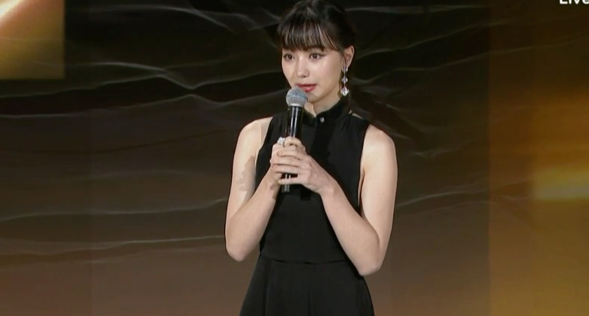 在頒獎典禮上，由黑嘉嘉負責上台發表《消失的情人節》的引言時，她俏皮的套用了電影裡的口頭禪：「哦噢～」，可愛的舉動引起了不少觀眾大笑，但卻有網友聽完直搖頭：「電影裡講很可愛，現實生活中聽到真的無法」、「是在哈囉？」、「字都黏在一起」、「聽完想扁人是正常的嗎？」