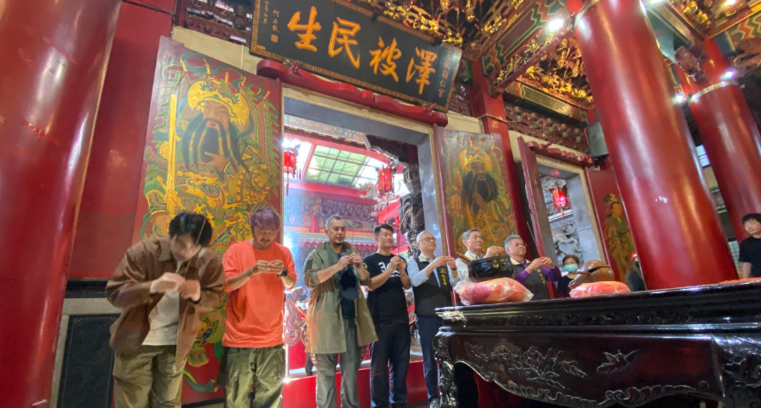 餐車在第五集就要開往台中啦！此次劇組特別拜訪了烏日玉闕朝仁宮，對黃秋生來說是一個相當陌生但也非常新奇的活動。  本身信奉基督教的他，還是入鄉隨俗的拿起了香跟大家一同參拜媽祖，還擲筊抽籤，讓他不禁大讚台灣的廟宇傳統：「非常漂亮！裡面還有很多傳統宗教文化在裡面」。  最後KID和黃秋生兩人還挑戰「扛神像」，擔任媽祖身邊的兩位得力助手-千里眼與順風耳。一尊神像雖然重達30公斤，但兩人竟然能游刃有餘的走完，讓廟宇理事長在一旁看完後，大讚兩人很有天份。而黃秋生也打趣表示，神像是不可以隨便扛的，命格要夠硬才行：「我明天應該不會有事吧？」  此外，這趟旅程在立委陳伯惟的陪同下，大家還體驗了許多台中道地的文化，例如必吃「辣椒醬」、大甲採芋頭、壘球開球…等，形成相當豐富精彩，也讓觀眾十分期待。