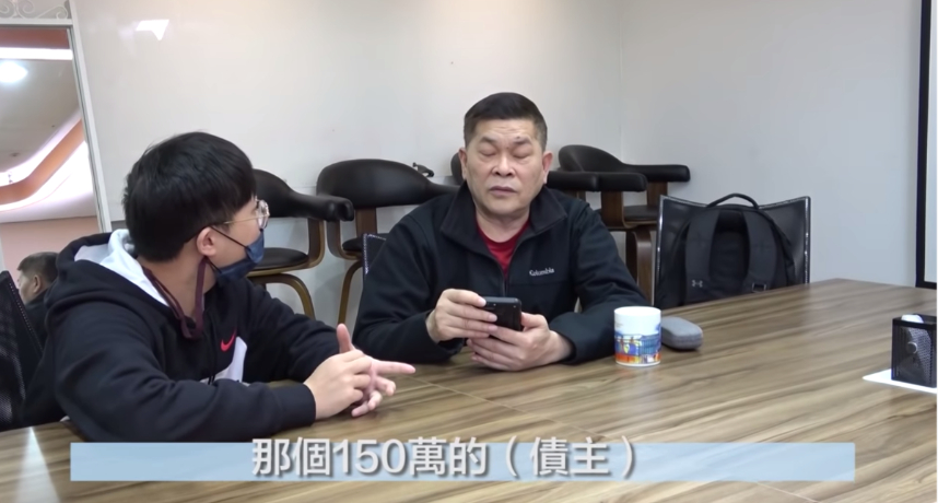 近日不斷傳出澎恰恰「失聯」的消息，而他本人昨日也在FB上出面澄清自己只是「住院了」，而非大家口中的神隱。 「新聞報導有關我失聯的問題，是因為幾天前，身體有些狀況，住院休養」、「雖然醫生不贊成我出院，但既定的工作行程不能失約 ，所以醫生被我說服」，也透過社群向粉絲們報平安，更表示自己正努力賺錢還債。  而澎恰恰昨日晚間也拍攝了一支短片公開了日常「被討債」的生活，只見在短短5分鐘的會議中，他就接到了2通來自債主的電話。而澎恰恰接起後態度也十分誠懇，不斷向對方保證自己「一定會還錢」，同時也希望對方能給他一點時間喘氣：「老人家跟你拜託了」。  澎恰恰也望可以透過這支影片，讓大家知道自己打算開始經營「自媒體」，並搞笑把頻道名稱定為「澎來仙山」，開始記錄《澎恰恰的一千個還債日子》，希望大家可以踴躍訂閱，給他一個機會努力。  「沒辦法，就遇到了」，澎恰恰面對著人此旁大的債物壓力，心中非常愧對兒子澎皮皮：「他也被我連累了」。先前澎恰恰接受《ETtoday星光雲》採訪時，就曾難過吐露：「我對不起兒子」、「他很勇敢替我這老爸擋，我真的對不起他。」  面對澎恰恰一連串積極大動作，粉絲們也紛紛熱情為他打氣：「加油澎哥！已經訂閱了！」、「希望你的頻道可以越做越好」、「加油！以你的才華很快就可以東山再起了！」